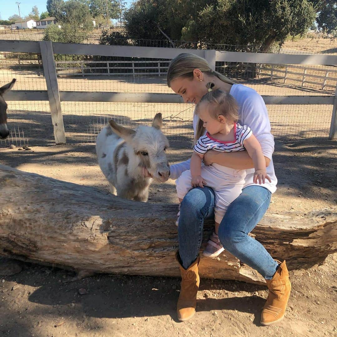 ジョアンナ・クルーパさんのインスタグラム写真 - (ジョアンナ・クルーパInstagram)「Mini family getaway w rescued animals 👨‍👩‍👧 @nunes451 . Teaching compassion at a young age.」11月16日 1時51分 - joannakrupa