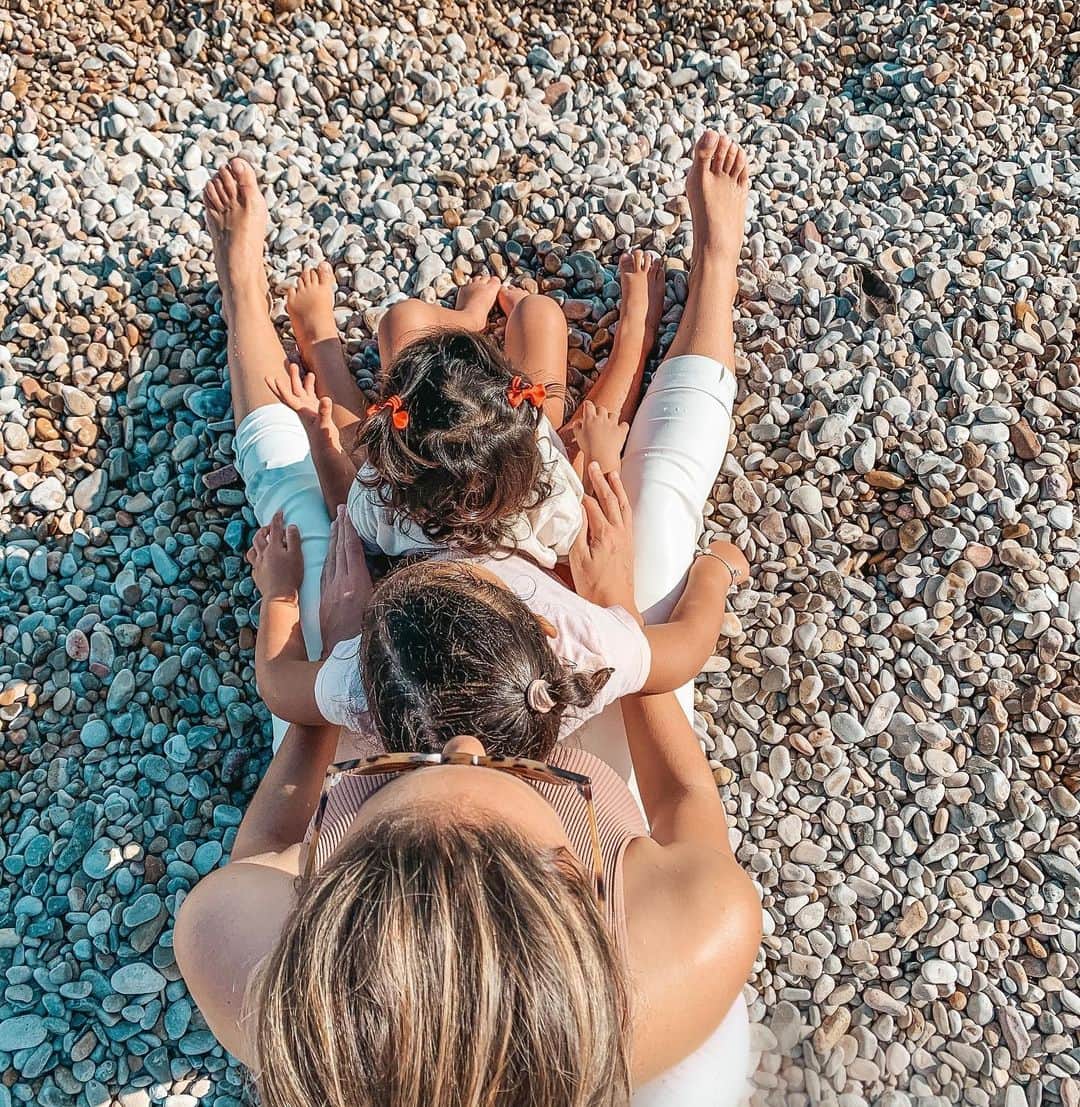 ジェマ・マリンのインスタグラム：「I have a question... Many times When I hear “Mom” “Mommy” I think to myself, ... what the heck .. I am a mother... I am a mom of two girls.. when did this happened?? 😅 I thought it was just a first-time-mom thing or first year...But I still find myself surprised when I get called Mom 🥴🥰 On one hand I feel vertigo and on the other I love it.. ❤️ Does it happen to you??  #mommythoughts #momlife #enjoyingweekend #momanddaughters #lovethem #creatingmemories #Cali   Tengo una pregunta ... Muchas veces cuando escucho “Mamá” “Mami” pienso, ... como puede ser ... que soy madre ... soy madre de dos niñas ... cuando pasó ?? 😅 Pensé que era una cosa de la primera vez que eres mamá, o el primer año ... Pero todavía me sorprendo pensando esto  cuando me dicen mamá 🥴🥰 Por un lado me da como vértigo y por otro Me encanta ... ❤️ Os pasa a vosotras???」