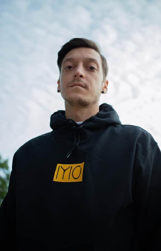 メスト・エジルのインスタグラム：「The official campaign video for @M10Streetwear is here! 👕💥 Check out our first collection. Link in bio. ✌🏼 #CrossingCultures」