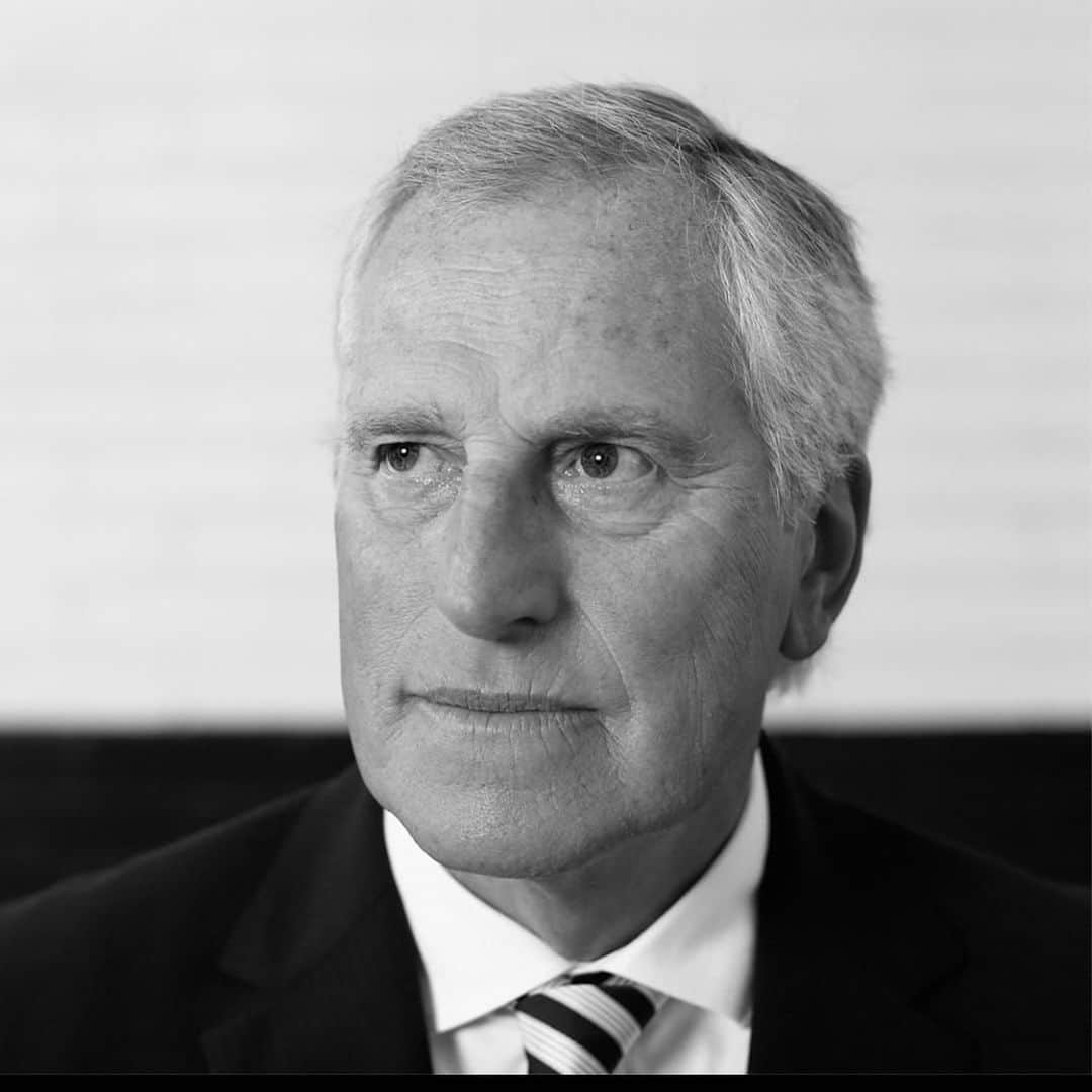 ジョー・ハートのインスタグラム：「Very sad news about a true great of the English goalkeeping game. I’m honoured to have worked with him , I will always be grateful for those early years with 3 lions on my chest having a man who had well and truly been there and worn the T-shirt with pride and quality to help and guide me. Great man, true gent, best wishes to the Rays family and friends 🤍🤍 RIP Ray」