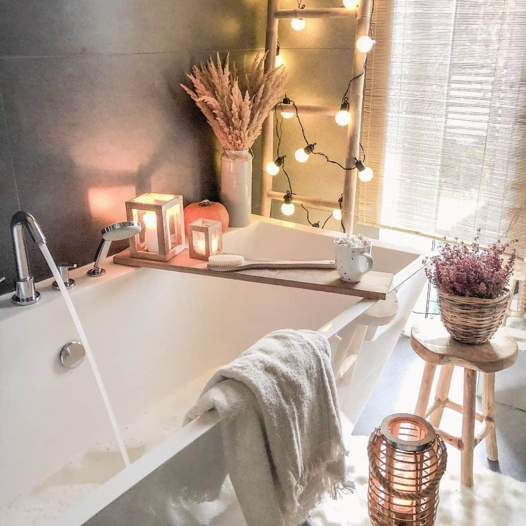 ウラヘンリクセンさんのインスタグラム写真 - (ウラヘンリクセンInstagram)「#SundayScaries don't stand a chance with this set up 🛁 How are you relaxing on this #Selfcaresunday? #Regram @Jedynytakidomek」11月16日 2時01分 - olehenriksen