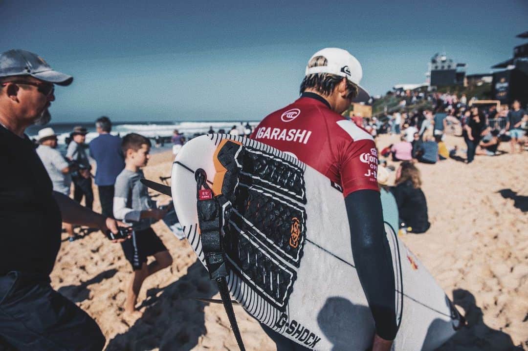 五十嵐カノアのインスタグラム：「The final stages of preparation now leading up to the start of our season. We’ve all had 12 months to prepare, rebuild ourselves and evolve the sport. I look forward to using these next 3 weeks to finalize everything that I have worked on and get to Hawaii fired up. Hope you guys are all excited as I am 🤛🏽」