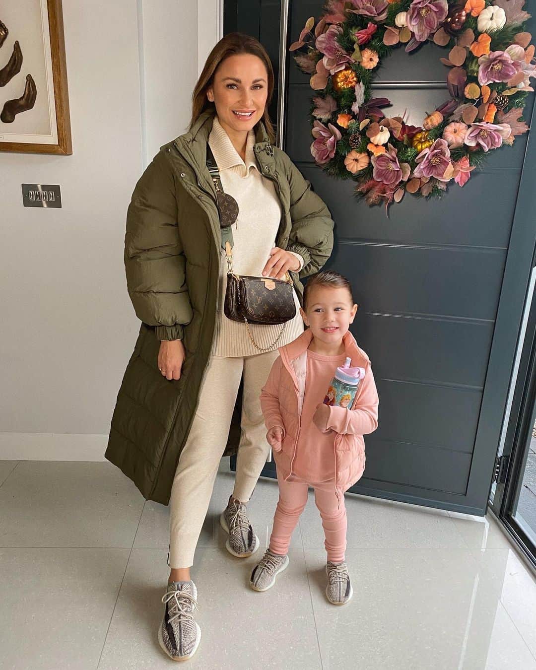 サム・フェアーズのインスタグラム：「Me & my little beauty 💕 hope everyone had a lovely weekend x (ps wreath is being replaced with the Christmas one next weekend 🎄)」