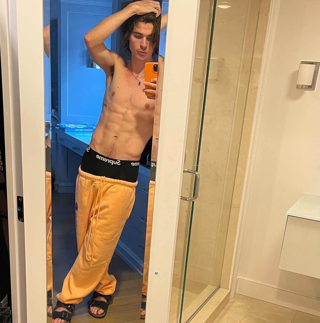 ウィリアム・ペルツのインスタグラム：「🧡When ur sweats match ur phone case🧡」