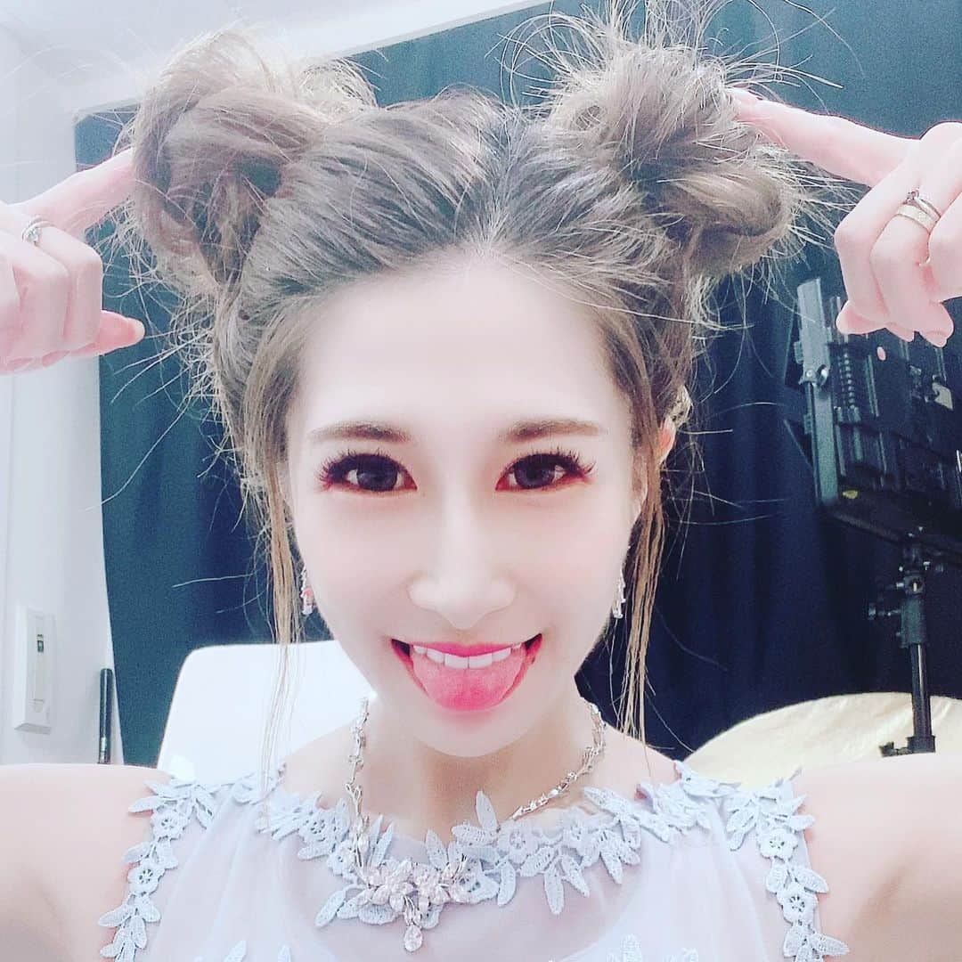 赤崎ティナ（西浦舞由美）さんのインスタグラム写真 - (赤崎ティナ（西浦舞由美）Instagram)「びっくりするほど好評の #ミッキーマウスヘア #ツインお団子 #ラフお団子 #夢の国 #カクテルドレス #モデル　#model #インフルエンサー　#influencer #xxxs  #💄　→ #CHANEL #👁 →#アイドンノウ #ヘアメ　#メイク　→ @anju0330 👗 #Japan #Korea #Philippine #France #half #quarter #純日本　 #オンショット　#ウエディングドレス #赤崎ティナ」11月16日 2時06分 - tina_akazaki_official