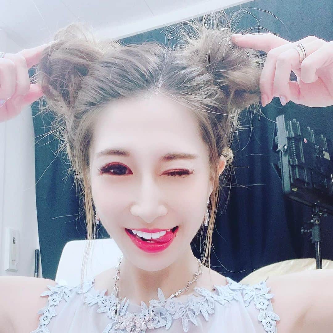 赤崎ティナ（西浦舞由美）さんのインスタグラム写真 - (赤崎ティナ（西浦舞由美）Instagram)「びっくりするほど好評の #ミッキーマウスヘア #ツインお団子 #ラフお団子 #夢の国 #カクテルドレス #モデル　#model #インフルエンサー　#influencer #xxxs  #💄　→ #CHANEL #👁 →#アイドンノウ #ヘアメ　#メイク　→ @anju0330 👗 #Japan #Korea #Philippine #France #half #quarter #純日本　 #オンショット　#ウエディングドレス #赤崎ティナ」11月16日 2時06分 - tina_akazaki_official
