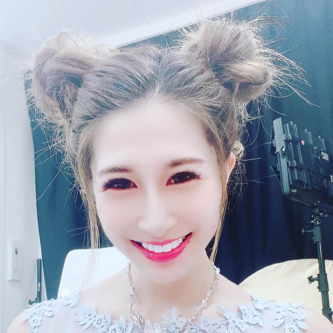 赤崎ティナ（西浦舞由美）さんのインスタグラム写真 - (赤崎ティナ（西浦舞由美）Instagram)「びっくりするほど好評の #ミッキーマウスヘア #ツインお団子 #ラフお団子 #夢の国 #カクテルドレス #モデル　#model #インフルエンサー　#influencer #xxxs  #💄　→ #CHANEL #👁 →#アイドンノウ #ヘアメ　#メイク　→ @anju0330 👗 #Japan #Korea #Philippine #France #half #quarter #純日本　 #オンショット　#ウエディングドレス #赤崎ティナ」11月16日 2時06分 - tina_akazaki_official