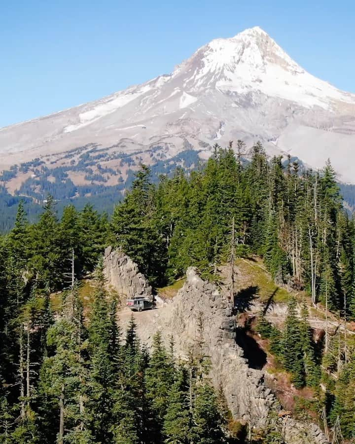 Travis Burkeのインスタグラム：「From driving through deep sand on the beach to snow and mud in the mountains, this past week in Oregon is a perfect example of my favorite way to travel. The idea that we can drive for a just few hours and experience things that we never knew existed has always been something that I’m drawn to and has been something I’ve strived to inspire in others.  Huge thanks to @ToyoTires for helping make this trip possible and for setting my truck up with the new Open Country A/T III all-terrain tires. These tires are perfect for my lifestyle and leave me feeling confident no matter where I want to explore!  Next, I’m off to some super remote parts of the country and I’m excited to share more with you soon!   #PNW #OVERLANDING #TOYOPARTNER #TOYOTIRES」