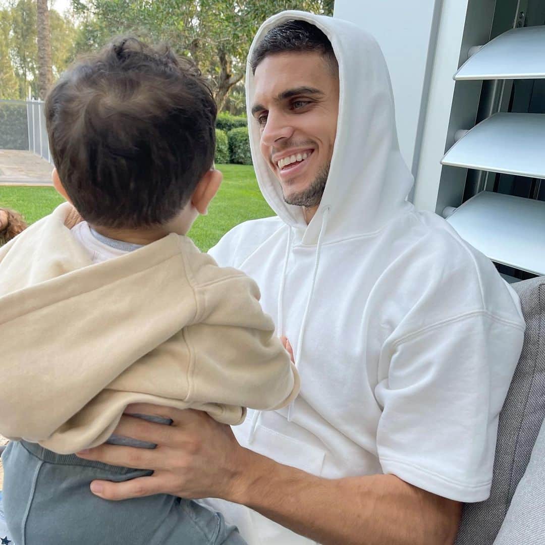 マルク・バルトラのインスタグラム：「Sunday mood. 🤍🐻 #Max」
