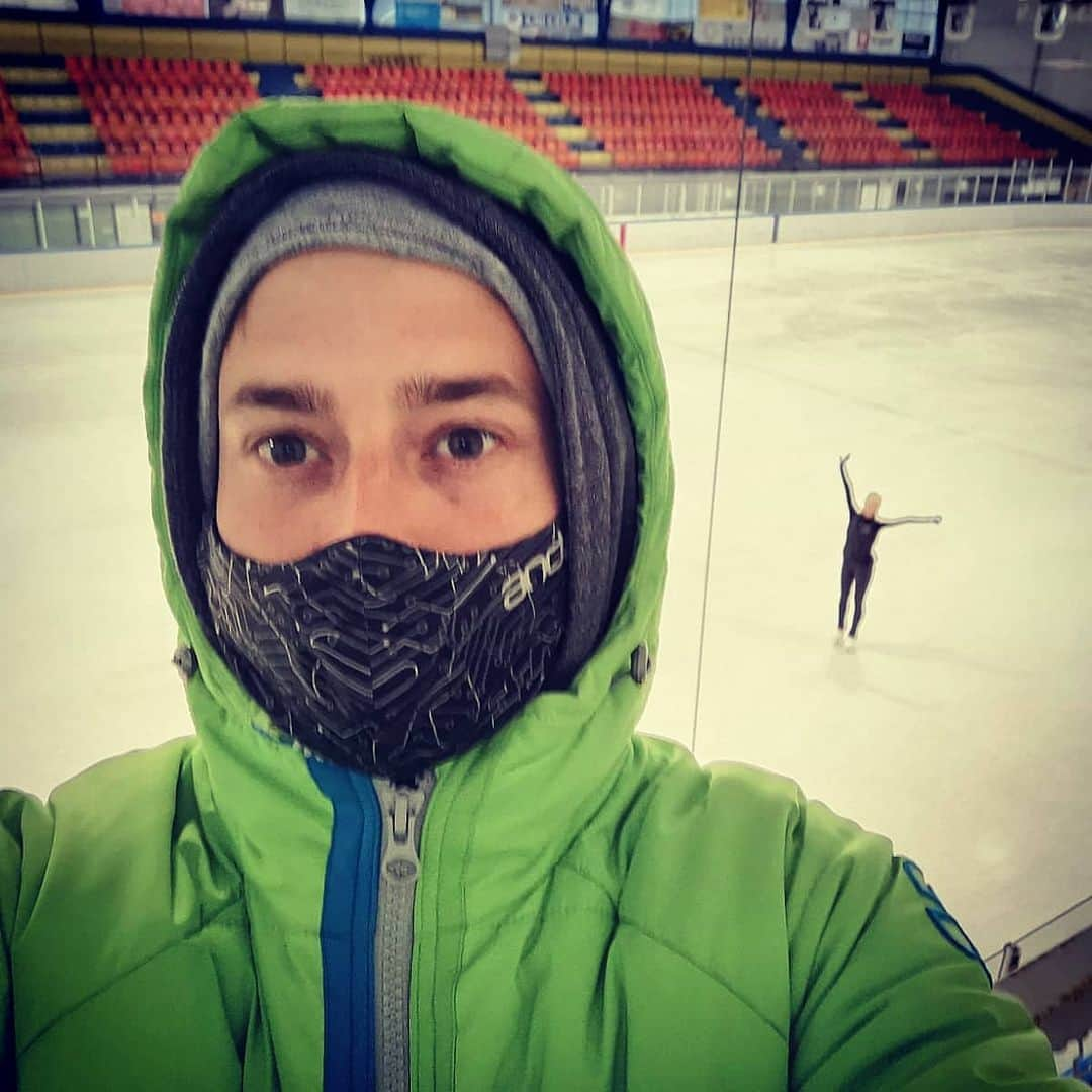 ダーシャ・ゲルムのインスタグラム：「Hi there. I have to give you some explanation.  I reacted very emotionally when I heard the restrictions in Slovenia are getting more intense and I was unsure if I could still skate.  I never give up and if I could do something about the situation, I'm willing to do it. So in that moment I already started to look for the solutions where to skate, what I need to do to get there, when I need to leave,... and my emotions were all over.   Turns out that my categorization at Olympic committe of Slovenia is high enough for me being allowed to train at home.   The unsure times made me realize how much #figureskating really means to me. Of course, I have possibilities to go abroad, but in those hard times, that is not fun at all. It gives me anxiety and unsafe feelings.  So, until (at least) my departure to Budapest (where my next competition is held) I am gonna train alone. Thank god me and Anej live together and we don't break any rules at the moment. I'm the only figure skater in Slovenia that is allowed to train atm and I really hope I can take something special from this experience and when my career ends, I can give to youngers what I've learned.  Special thanks to my club @drsalniklubcelje which allows me to train even if there is just me on the ice. And to special people who support me in any situation (they know who they are).  For now I can continue to follow my path and work hard towards my dream.  #myjourney #covid #restriction #safe #motivated #happy #workhard #staysafe #wecandoit #fight #nevergiveup #onlywayisup」