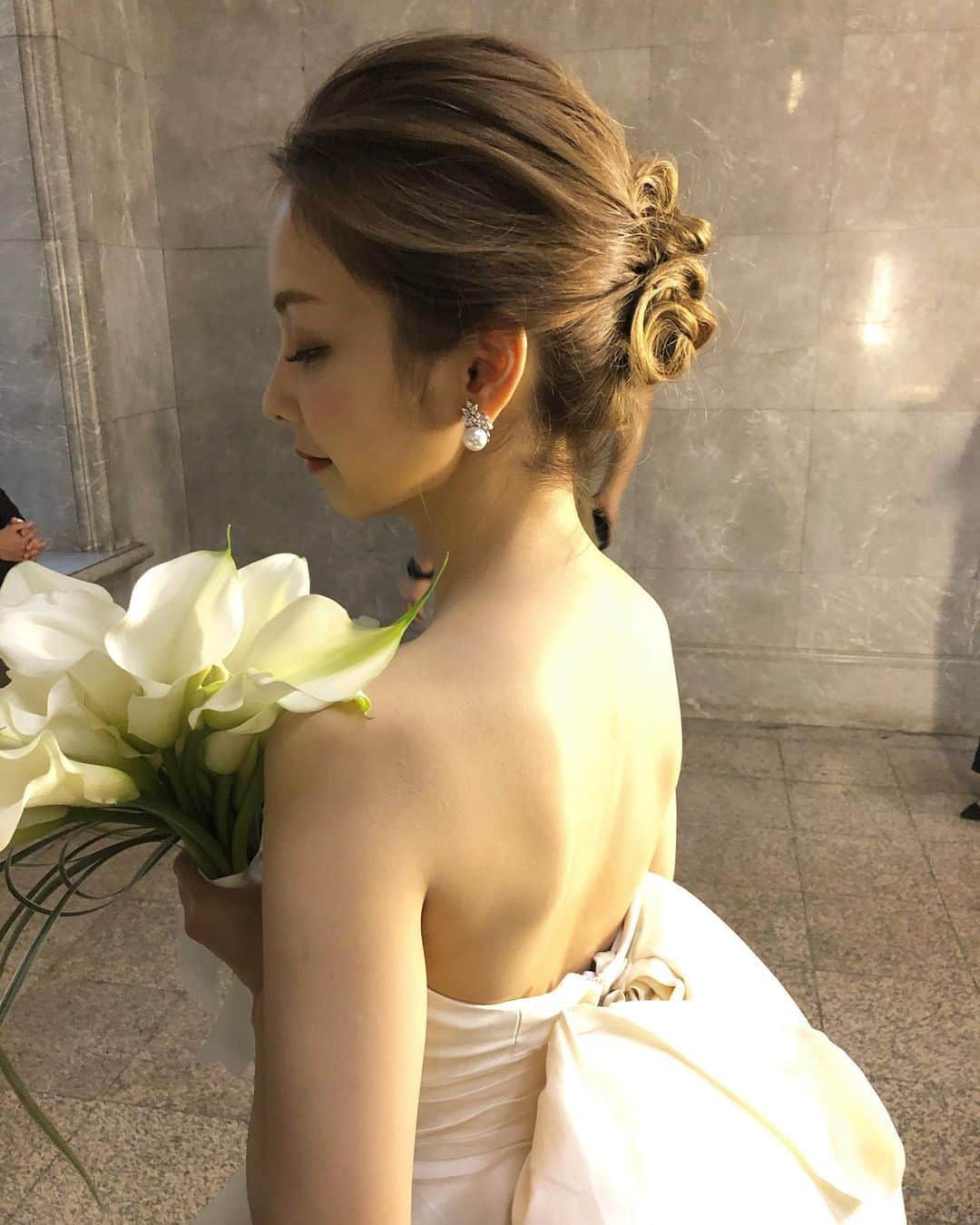 野口忍 hair make upさんのインスタグラム写真 - (野口忍 hair make upInstagram)「mikiさんPhoto wedding 小物合わせ〜ヘアメンテナンスまで フルサポートさせて頂きました。  mikiさんのラフクールでシンプルな雰囲気に ドレス、ブーケ、ロケーション、ヘアメイクを 組み合わせたコーディネートが とてもステキでした。  お母様が一緒に選んでくださった ブーケとてもステキでした。  ヘアメイクに合わせた #ブライダルメンテナンス 海外風テイストに合わせて 透ける髪色に仕上げました👏 #ブライダルベージュ #ブライダル髪質改善トリートメント  ヘアメンテナンスから お会いできる事で リハーサル前後も再確認し 本番に臨めるからとても安心。 出来る限りコミュニケーションを 大切にしたいですね。  新郎様ヘアスタイルは メリハリフェードスタイル かっこよすぎでした。 タキシードも最高にステキでした。  お2人のサポートができて 本当に幸せでした☺️ ありがとうございました✨  mikiさんはネイリストなので @sucre_miki_  一度是非行ってみてください ブライダルネイルも得意です♪  Wedding hall: 国立博物館 bride: @sucre_miki_  photo: @daichi_photo Hairmake:﻿ @amelie_tokyo_bridal_hairsalon  dress: @yamadayatokyo  ﻿. 【お二人に安心と自分至上最高を】  花嫁様は鏡を見たとき、自分に見惚れる女性像を。 新郎様はより清潔感、最高にカッコイイ紳士を。 お洒落でセンスあるヘアメイクをお届けします。  _____________﻿  【＠amelie.tokyo.bridal.hair.salonのこだわり】  ・ブライダルヘアメンテナンスから当日までをフルサポート ・男らしさ＆清潔感際立つ新郎ヘアメイク ・自分でも気づいていない魅力を引き出す技術,安心感 ・唯一のブライダルヘアサロン  ﻿. ﻿﻿﻿﻿﻿﻿﻿﻿﻿﻿﻿﻿﻿﻿﻿﻿﻿﻿_____________﻿ ﻿. 【 Contact Us】  ブライダルメンテナンス✂️ 1ヶ月先までのご案内。随時チェック✔︎ ネット予約のみのご案内。 ご予約はこちら¬ @suteki.hanayome.salon   ∮沢山のお問い合わせ有り難うございます。 2021年空きございます。 前撮り、婚礼、後撮り ご予約＆ご相談はHP、または専用LINEへ¬ @avq9020r . _____________﻿  【＠yamadayatokyoコラボ前撮りプラン】  **〜Autumn フォトプラン〜** . 7月8月に開催いたしましたSummer  フォトプラン ご好評につきAutumn フォトプランをご用意いたしました。 . 詳細はこちら¬ ＠yamadayatokyo . 様々なご要望にお応えできるよう複数のプランをご用意いたしました。 こちらLINE＠よりお問い合わせください。 Yamadaya専用LINE@  @843ndyvl . きっと、初めてのことで不安が多いと思います。 ブライダルヘアメイクとして、豊富な知識と経験で最高の結婚式＆撮影になるようサポートしますので安心してお任せください。  ﻿﻿#国立博物館#ブライダルメンテナンス #ウェディングフォト #前撮り #後撮り #ブライダルヘア #持ち込みカメラマン #ブライダルヘアメイク #ウェディングフォト﻿﻿﻿﻿﻿﻿﻿﻿﻿﻿﻿﻿﻿﻿﻿ #ヘアアレンジ #ウェディング﻿﻿ #花嫁ヘア #ロケーション前撮り #プレ花嫁﻿﻿﻿ #卒花嫁﻿﻿﻿ #前撮り準備#ウェディングドレス #挙式ヘア #bouquet #プロポーズ #入籍 #式場見学 #式場探し #東京駅」11月16日 2時17分 - shinobunbunmaru_atren_deu