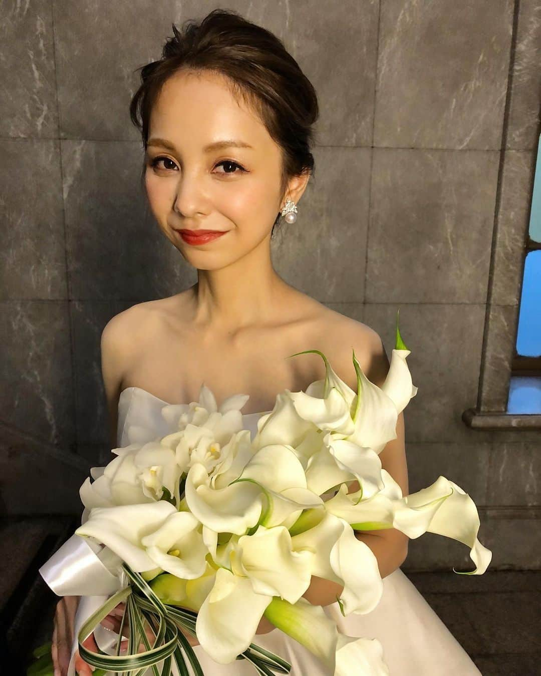 野口忍 hair make upさんのインスタグラム写真 - (野口忍 hair make upInstagram)「mikiさんPhoto wedding 小物合わせ〜ヘアメンテナンスまで フルサポートさせて頂きました。  mikiさんのラフクールでシンプルな雰囲気に ドレス、ブーケ、ロケーション、ヘアメイクを 組み合わせたコーディネートが とてもステキでした。  お母様が一緒に選んでくださった ブーケとてもステキでした。  ヘアメイクに合わせた #ブライダルメンテナンス 海外風テイストに合わせて 透ける髪色に仕上げました👏 #ブライダルベージュ #ブライダル髪質改善トリートメント  ヘアメンテナンスから お会いできる事で リハーサル前後も再確認し 本番に臨めるからとても安心。 出来る限りコミュニケーションを 大切にしたいですね。  新郎様ヘアスタイルは メリハリフェードスタイル かっこよすぎでした。 タキシードも最高にステキでした。  お2人のサポートができて 本当に幸せでした☺️ ありがとうございました✨  mikiさんはネイリストなので @sucre_miki_  一度是非行ってみてください ブライダルネイルも得意です♪  Wedding hall: 国立博物館 bride: @sucre_miki_  photo: @daichi_photo Hairmake:﻿ @amelie_tokyo_bridal_hairsalon  dress: @yamadayatokyo  ﻿. 【お二人に安心と自分至上最高を】  花嫁様は鏡を見たとき、自分に見惚れる女性像を。 新郎様はより清潔感、最高にカッコイイ紳士を。 お洒落でセンスあるヘアメイクをお届けします。  _____________﻿  【＠amelie.tokyo.bridal.hair.salonのこだわり】  ・ブライダルヘアメンテナンスから当日までをフルサポート ・男らしさ＆清潔感際立つ新郎ヘアメイク ・自分でも気づいていない魅力を引き出す技術,安心感 ・唯一のブライダルヘアサロン  ﻿. ﻿﻿﻿﻿﻿﻿﻿﻿﻿﻿﻿﻿﻿﻿﻿﻿﻿﻿_____________﻿ ﻿. 【 Contact Us】  ブライダルメンテナンス✂️ 1ヶ月先までのご案内。随時チェック✔︎ ネット予約のみのご案内。 ご予約はこちら¬ @suteki.hanayome.salon   ∮沢山のお問い合わせ有り難うございます。 2021年空きございます。 前撮り、婚礼、後撮り ご予約＆ご相談はHP、または専用LINEへ¬ @avq9020r . _____________﻿  【＠yamadayatokyoコラボ前撮りプラン】  **〜Autumn フォトプラン〜** . 7月8月に開催いたしましたSummer  フォトプラン ご好評につきAutumn フォトプランをご用意いたしました。 . 詳細はこちら¬ ＠yamadayatokyo . 様々なご要望にお応えできるよう複数のプランをご用意いたしました。 こちらLINE＠よりお問い合わせください。 Yamadaya専用LINE@  @843ndyvl . きっと、初めてのことで不安が多いと思います。 ブライダルヘアメイクとして、豊富な知識と経験で最高の結婚式＆撮影になるようサポートしますので安心してお任せください。  ﻿﻿#国立博物館#ブライダルメンテナンス #ウェディングフォト #前撮り #後撮り #ブライダルヘア #持ち込みカメラマン #ブライダルヘアメイク #ウェディングフォト﻿﻿﻿﻿﻿﻿﻿﻿﻿﻿﻿﻿﻿﻿﻿ #ヘアアレンジ #ウェディング﻿﻿ #花嫁ヘア #ロケーション前撮り #プレ花嫁﻿﻿﻿ #卒花嫁﻿﻿﻿ #前撮り準備#ウェディングドレス #挙式ヘア #bouquet #プロポーズ #入籍 #式場見学 #式場探し #東京駅」11月16日 2時17分 - shinobunbunmaru_atren_deu