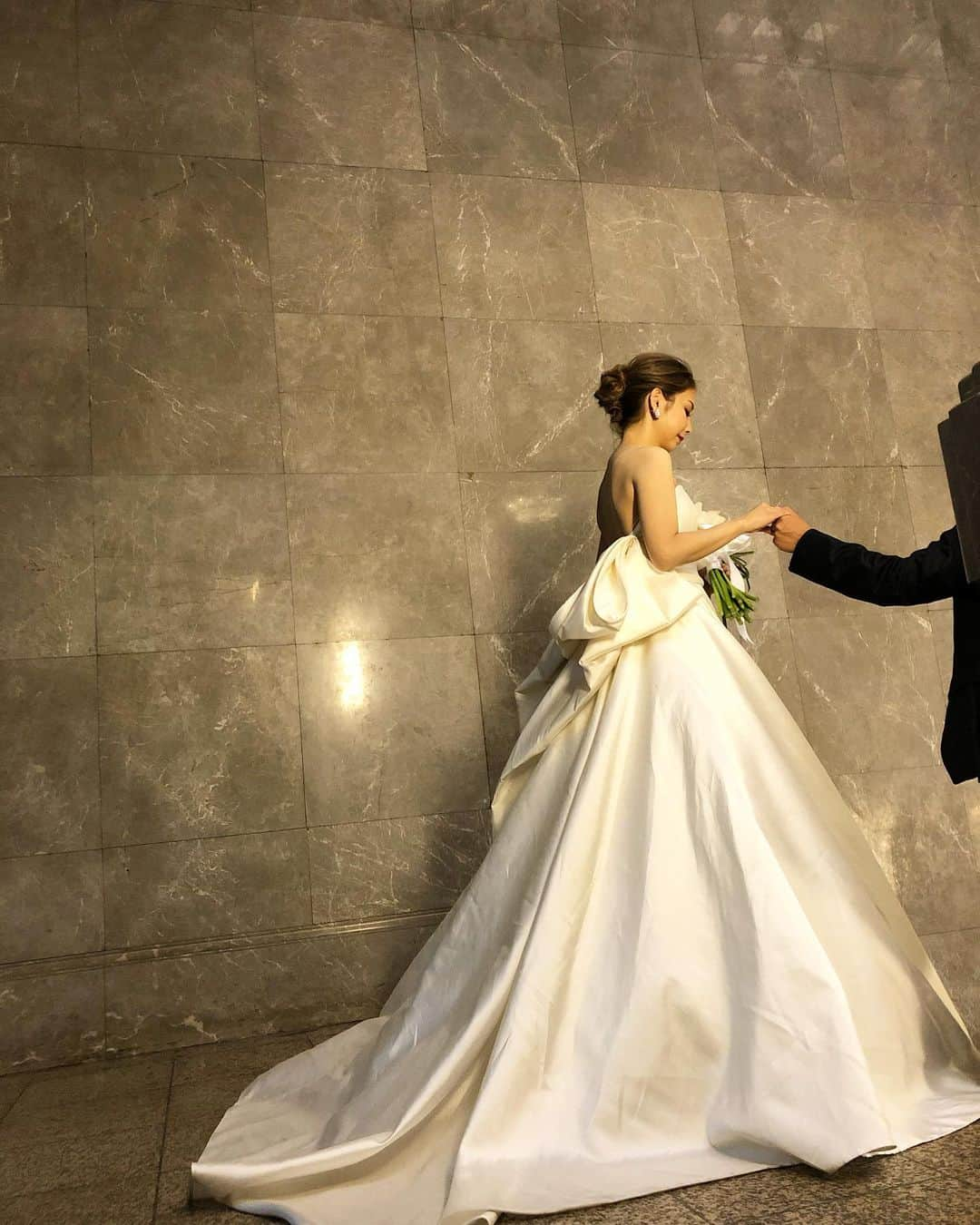 野口忍 hair make upさんのインスタグラム写真 - (野口忍 hair make upInstagram)「mikiさんPhoto wedding 小物合わせ〜ヘアメンテナンスまで フルサポートさせて頂きました。  mikiさんのラフクールでシンプルな雰囲気に ドレス、ブーケ、ロケーション、ヘアメイクを 組み合わせたコーディネートが とてもステキでした。  お母様が一緒に選んでくださった ブーケとてもステキでした。  ヘアメイクに合わせた #ブライダルメンテナンス 海外風テイストに合わせて 透ける髪色に仕上げました👏 #ブライダルベージュ #ブライダル髪質改善トリートメント  ヘアメンテナンスから お会いできる事で リハーサル前後も再確認し 本番に臨めるからとても安心。 出来る限りコミュニケーションを 大切にしたいですね。  新郎様ヘアスタイルは メリハリフェードスタイル かっこよすぎでした。 タキシードも最高にステキでした。  お2人のサポートができて 本当に幸せでした☺️ ありがとうございました✨  mikiさんはネイリストなので @sucre_miki_  一度是非行ってみてください ブライダルネイルも得意です♪  Wedding hall: 国立博物館 bride: @sucre_miki_  photo: @daichi_photo Hairmake:﻿ @amelie_tokyo_bridal_hairsalon  dress: @yamadayatokyo  ﻿. 【お二人に安心と自分至上最高を】  花嫁様は鏡を見たとき、自分に見惚れる女性像を。 新郎様はより清潔感、最高にカッコイイ紳士を。 お洒落でセンスあるヘアメイクをお届けします。  _____________﻿  【＠amelie.tokyo.bridal.hair.salonのこだわり】  ・ブライダルヘアメンテナンスから当日までをフルサポート ・男らしさ＆清潔感際立つ新郎ヘアメイク ・自分でも気づいていない魅力を引き出す技術,安心感 ・唯一のブライダルヘアサロン  ﻿. ﻿﻿﻿﻿﻿﻿﻿﻿﻿﻿﻿﻿﻿﻿﻿﻿﻿﻿_____________﻿ ﻿. 【 Contact Us】  ブライダルメンテナンス✂️ 1ヶ月先までのご案内。随時チェック✔︎ ネット予約のみのご案内。 ご予約はこちら¬ @suteki.hanayome.salon   ∮沢山のお問い合わせ有り難うございます。 2021年空きございます。 前撮り、婚礼、後撮り ご予約＆ご相談はHP、または専用LINEへ¬ @avq9020r . _____________﻿  【＠yamadayatokyoコラボ前撮りプラン】  **〜Autumn フォトプラン〜** . 7月8月に開催いたしましたSummer  フォトプラン ご好評につきAutumn フォトプランをご用意いたしました。 . 詳細はこちら¬ ＠yamadayatokyo . 様々なご要望にお応えできるよう複数のプランをご用意いたしました。 こちらLINE＠よりお問い合わせください。 Yamadaya専用LINE@  @843ndyvl . きっと、初めてのことで不安が多いと思います。 ブライダルヘアメイクとして、豊富な知識と経験で最高の結婚式＆撮影になるようサポートしますので安心してお任せください。  ﻿﻿#国立博物館#ブライダルメンテナンス #ウェディングフォト #前撮り #後撮り #ブライダルヘア #持ち込みカメラマン #ブライダルヘアメイク #ウェディングフォト﻿﻿﻿﻿﻿﻿﻿﻿﻿﻿﻿﻿﻿﻿﻿ #ヘアアレンジ #ウェディング﻿﻿ #花嫁ヘア #ロケーション前撮り #プレ花嫁﻿﻿﻿ #卒花嫁﻿﻿﻿ #前撮り準備#ウェディングドレス #挙式ヘア #bouquet #プロポーズ #入籍 #式場見学 #式場探し #東京駅」11月16日 2時17分 - shinobunbunmaru_atren_deu