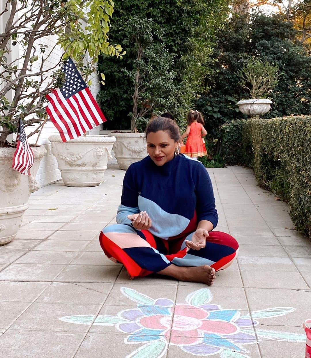 ミンディ・カリングのインスタグラム：「When you’re drawing Diwali Rangolis and your daughter leaves with all the chalk」