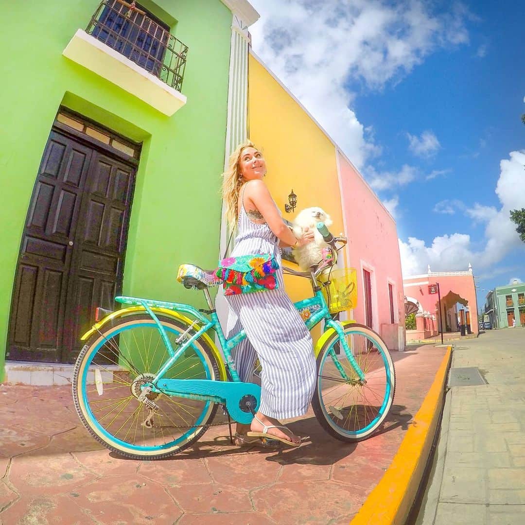 アリサ・ラモスのインスタグラム：「If you come to Yucatan, and only go to Playa or Tulum, you're missing out on a lot of hidden gems that are less-posted-about!! . This is Valladolid, a cute, colorful city right next to Cenote Suytun (the one with the circular platform I just posted about), that most people only stop in briefly while doing day trips to the Cenote or Chichén Itzá. . But it actually is well known for its gastronomy, for being one of the 121 Pueblos Mágicos in Mexico, and for several other hardly-heard-of Cenotes! . Valladolid actually reminded me a little of some parts of Cuba...which I am extremely excited to say I'll be heading back to for NYE and my bday, and maybe staying for a few weeks to continue with my current slow-travel preference (trying to take less flights right now). . Last time I went to Cuba I retraced the footsteps of my grandparents on my mom's side, and this time I'll include an adventure to Cienfuegos to see where my paternal abuelos are from!  . ((Yes Cuba is now open and US citizens can go with approved visas...I will be inviting a small group to come for NYE and a 5-7 day tour, following all safety and health protocols of course, DM if interested!)) . Anyway back to Valladolid! I'd highly recommend staying at least one night here and per usual will have a full blog post for things to do and tips (like the cute $18/night pet friendly hotel we stayed at!) . Do you like venturing away from the token popular areas to find hidden gems? Or prefer sticking to the famous places?  . . . . #valladolid #pueblomagico #yucatan #cenotesuytun #suytun #mexico #rivieramaya #tulum #playadelcarmen #MyLifesATravelMovie #petfriendly #petfriendlyhotel #roadtrip #gltlove #tlpicks #beautifuldestinations」