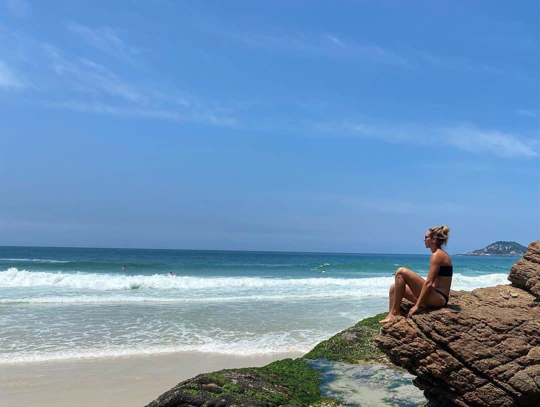 エイプリル・ロスのインスタグラム：「No easier place to practice being present 🌴🌊🧘🏼‍♀️  I’ve never experienced Rio/Brazil the way I am on this trip and it feels like my eyes are now *actually* open.  I think I’ve always been so consumed with whatever tournament I was playing in to really explore adequately.  There is so much beauty and culture and hospitality and amazing food! Lots of amazing food 🤣 (the 🏐 isn’t too shabby either 😉) Feeling very grateful to be here 🙌🏼  Thanks @luanarezendee_ for sharing this place with us today! 🙏🏼」