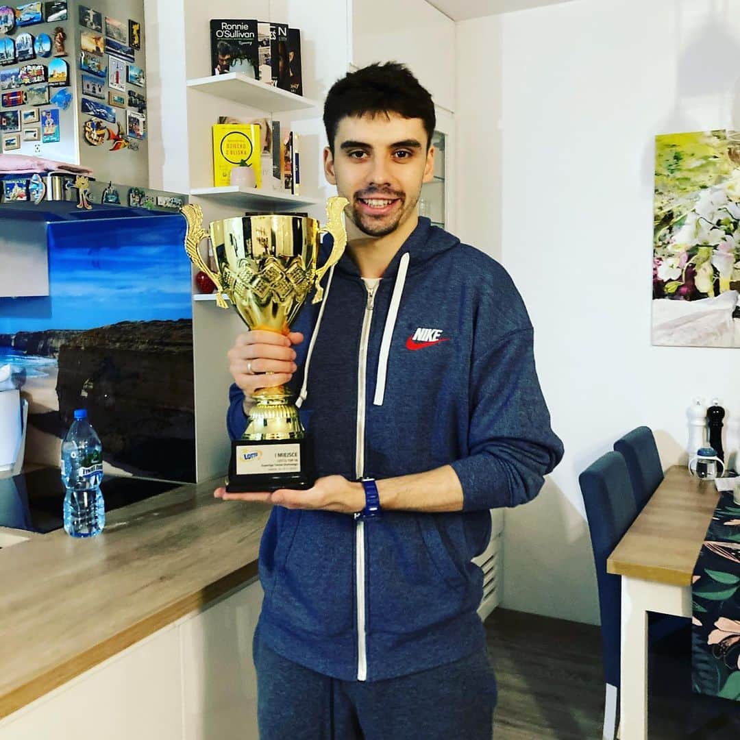 ヤクブ・ディヤスのインスタグラム：「Fajnie wrócić po ciężkim dniu do pełnego domu ☺️ ...Tatuś przywiózł nową zabawkę dla synka 🏆, i coś dla mamusi💰 😂❤️👨‍👩‍👦 K&2M @golota_dyjas_marta」