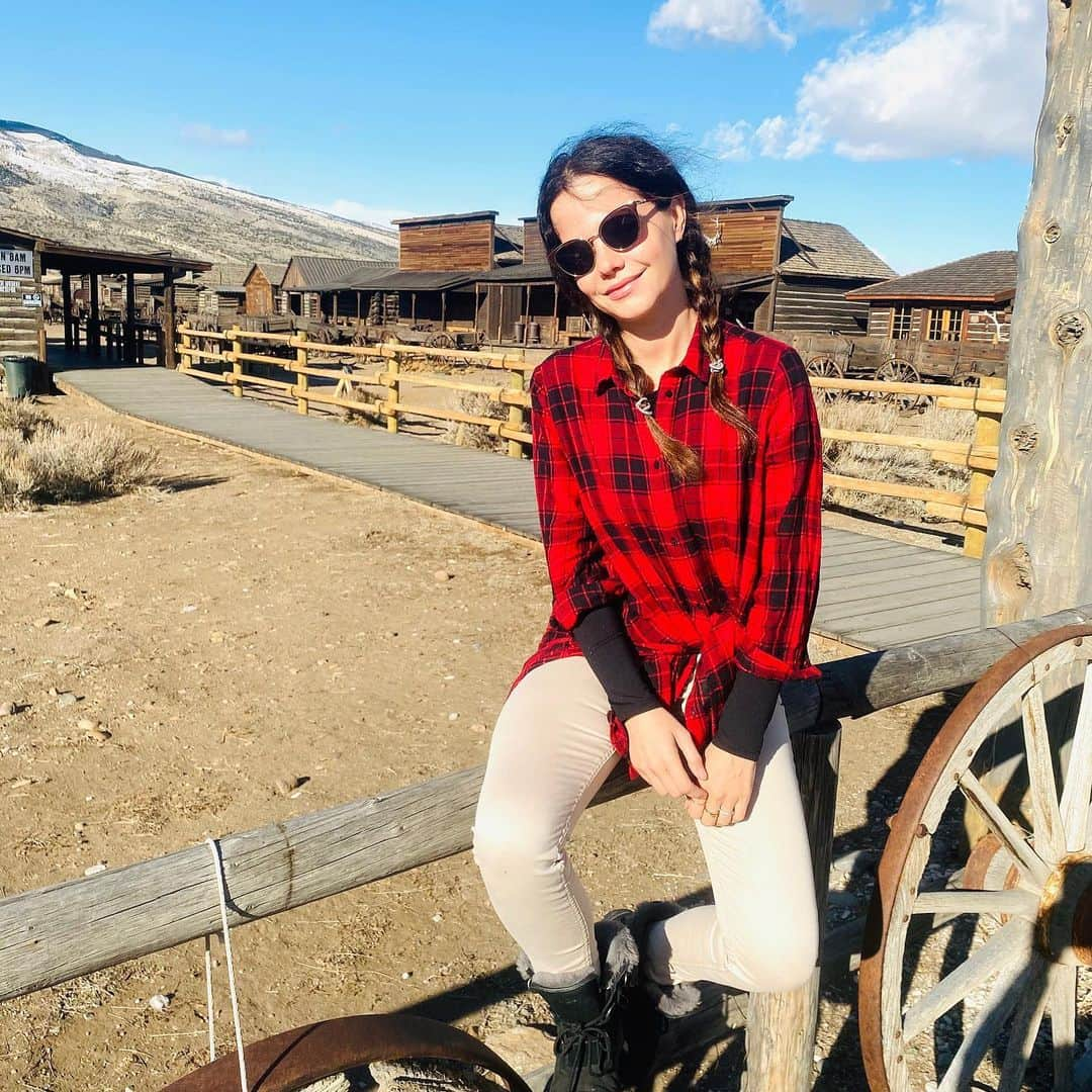 タミン・サーソクさんのインスタグラム写真 - (タミン・サーソクInstagram)「I would have brought my cowboy boots if I knew I was going to stumble on a real old west town from the 1800s in Cody WY. Now I’m off to the saloon to drink whisky and play some cards 😂」11月16日 2時48分 - tamminsursok