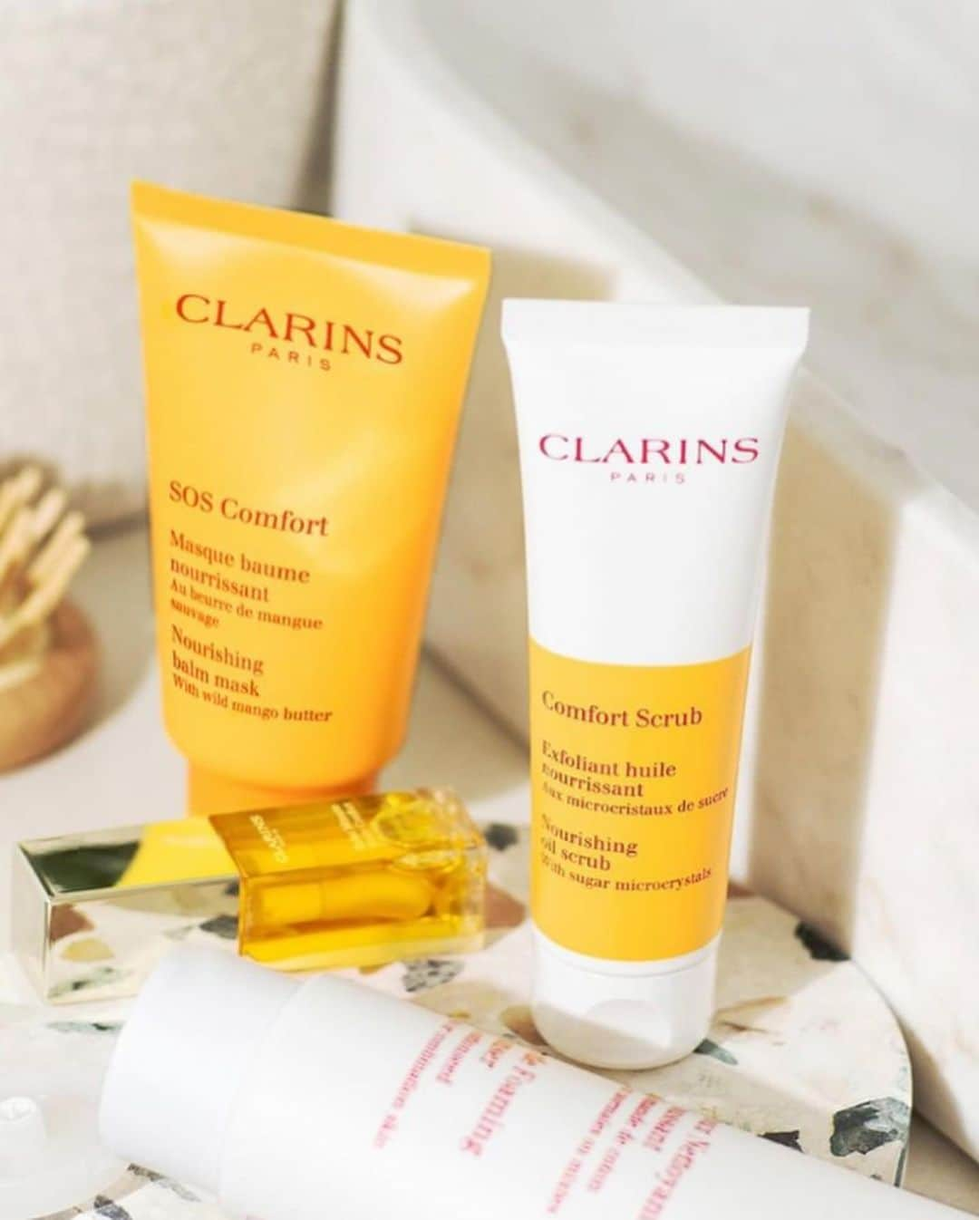 CLARINSさんのインスタグラム写真 - (CLARINSInstagram)「💛 #selfcaresunday for face and lips with: 💛Lip Comfort Oil in Honey 🍯  💛Comfort Nourishing Oil Scrub ✨ 💛SOS Comfort Nourishing Balm Mask 👄  Tell us about your favorite #selfcaresunday skincare rituals 💛✨  #clarins #skincare #clarinsskincare  *please let us know credit for photo 2 so we can credit appropriately」11月16日 2時42分 - clarinsusa