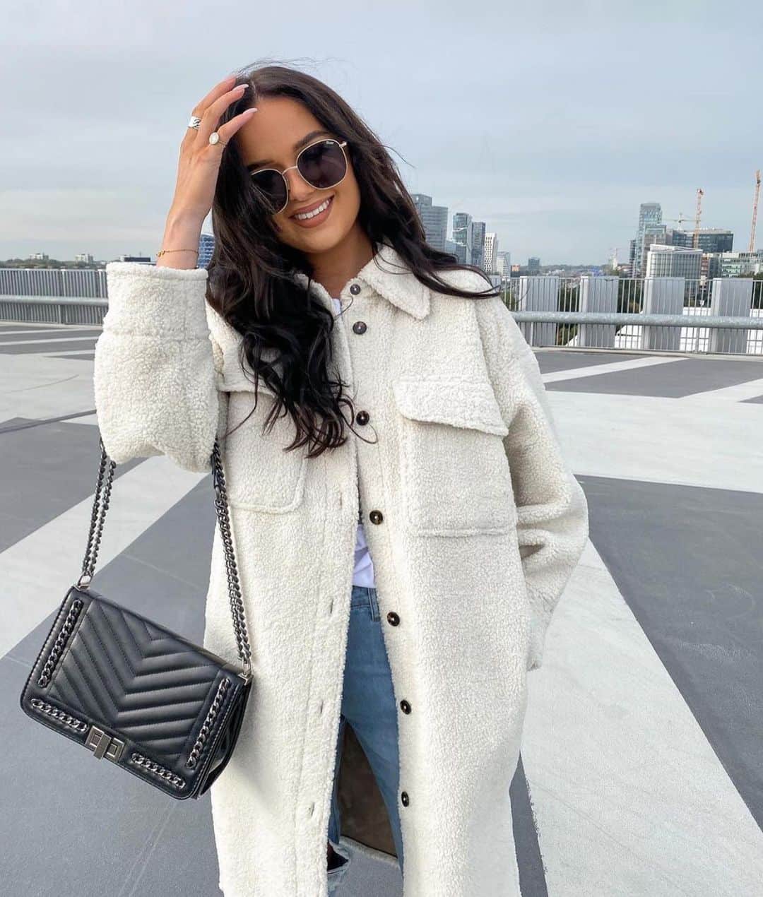 quayaustraliaさんのインスタグラム写真 - (quayaustraliaInstagram)「It's the fall/winter wardrobe for us 💁‍♀️ Swipe to see how the #QUAYSQUAD styles their Quays—and don’t miss your chance for Black Friday BOGO early access, ends today (11/15) at midnight ⏰ #FINDYOURQUAYS」11月16日 2時56分 - quayaustralia