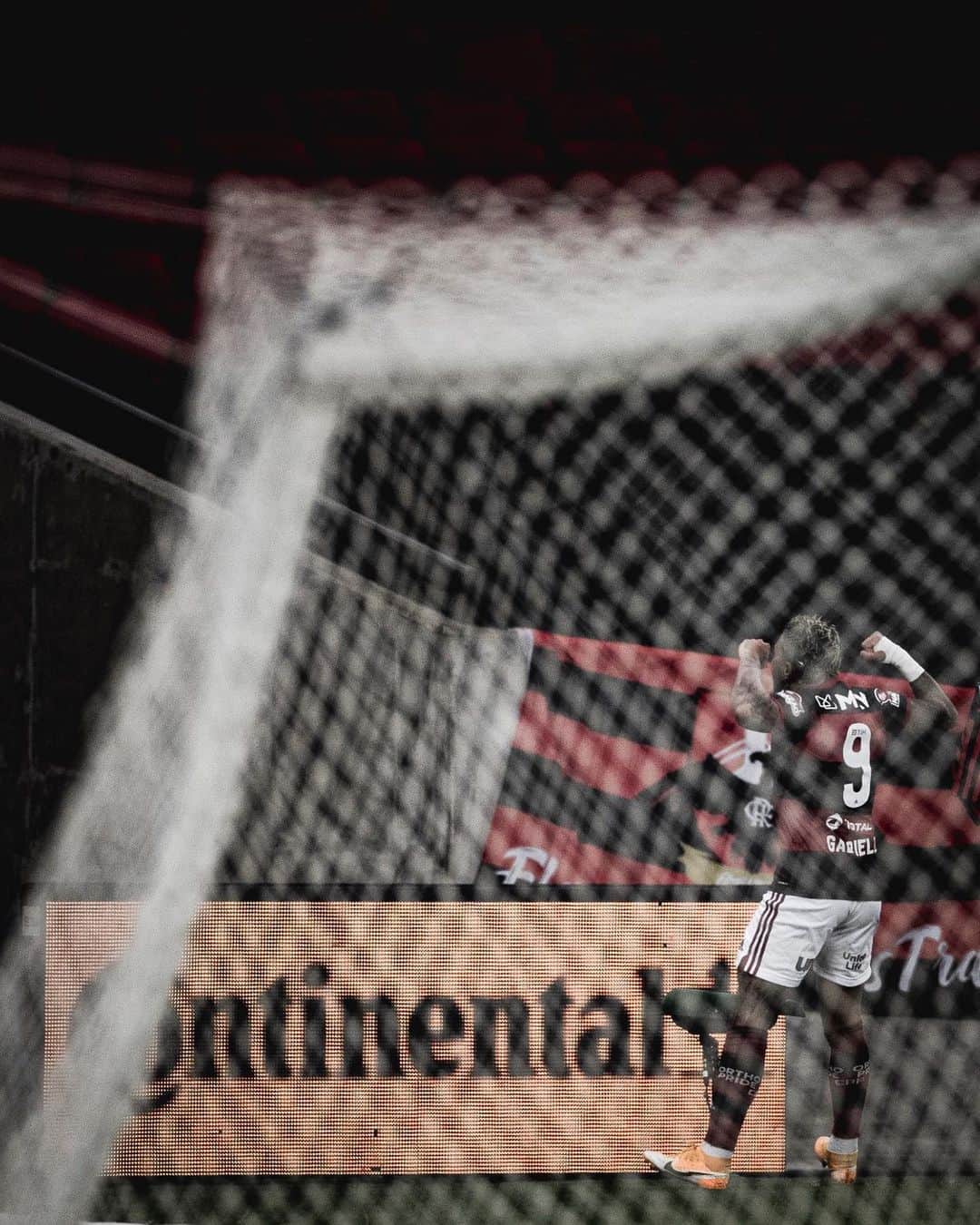 ガブリエウ・バルボーザ・アウメイダのインスタグラム：「Nós somos CLUBE DE REGATAS DO FLAMENGO! Parabéns pelo seus 125 de história! #SRN」