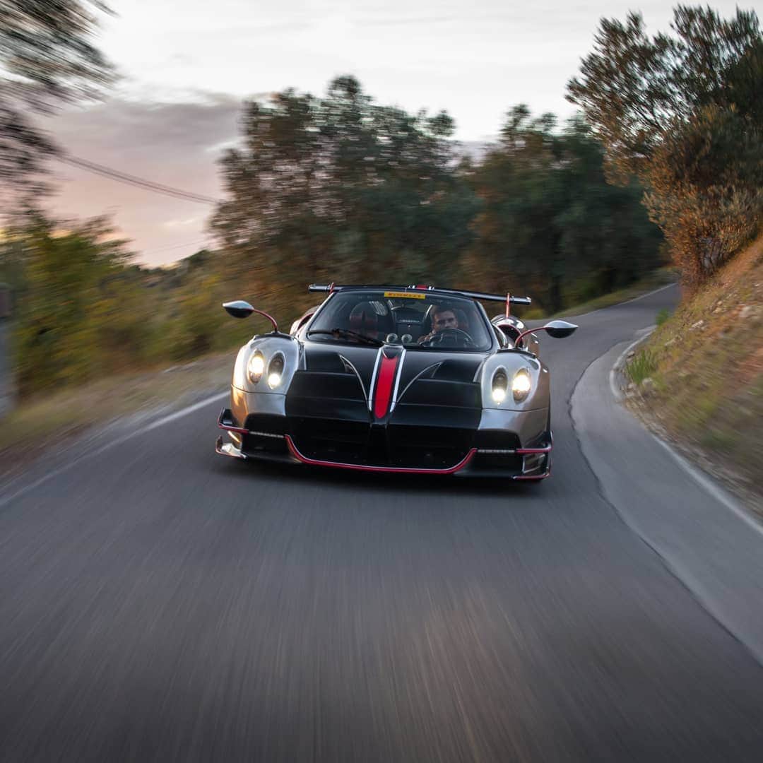 パガーニ・アウトモビリのインスタグラム：「So much uniqueness packed in only 1.250 kilos.  #pagani #hauyra #roadsterbc #tuscany  📸 by @jagotz」