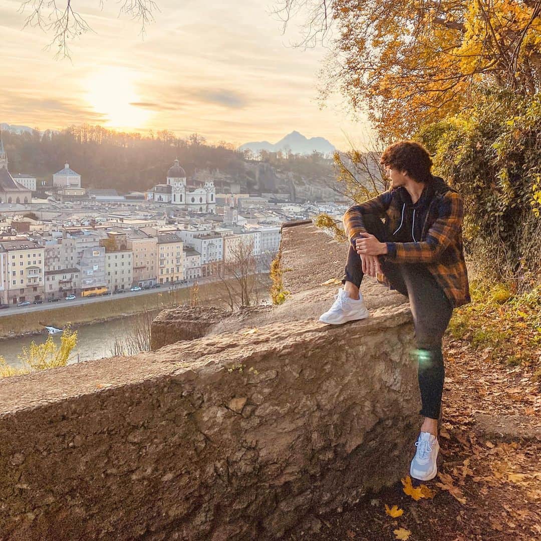 のインスタグラム：「Enquanto eu tiver forças pra viver, nunca vou deixar de sonhar... 🎵🤟🏼 . . . #salzburg #autumn #dayoff #sunset」
