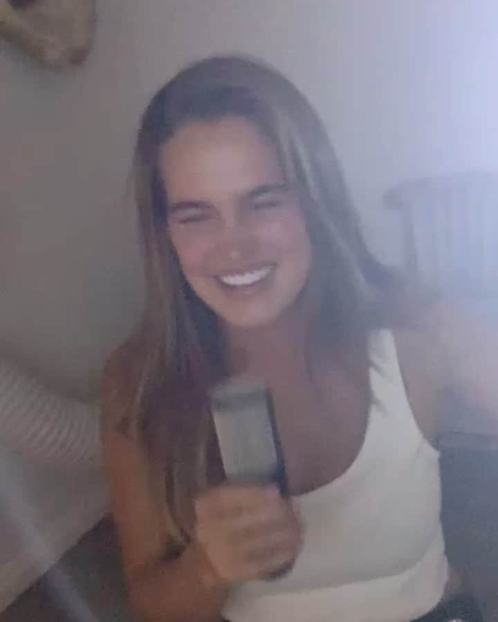 ストーミ・ヘンレイのインスタグラム：「A wholesome bedroom karaoke moment, also don’t remember all of the lyrics lol」