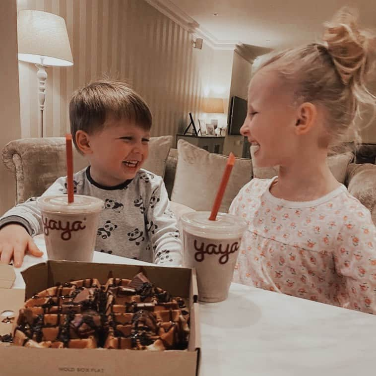 ビリー・フェアーズさんのインスタグラム写真 - (ビリー・フェアーズInstagram)「Happy Sunday 🥰  My two little darlings have been so good this week, so I’m treating them to their favourite 😉❤️😍 - waffles and milkshakes from Yaya in Brentwood! As it's takeaways and deliveries only at the moment, we ordered from @ubereats_uk and I honestly can't believe how many of our local restaurants are on there, so much choice, plus @ubereats_uk are giving all new customers £10 off their first order before December 31st (£15 minimum spend) - just use code 'BRINGIT' at check out! #BRINGIT #UberEats #ad」11月16日 3時41分 - billieshepherdofficial