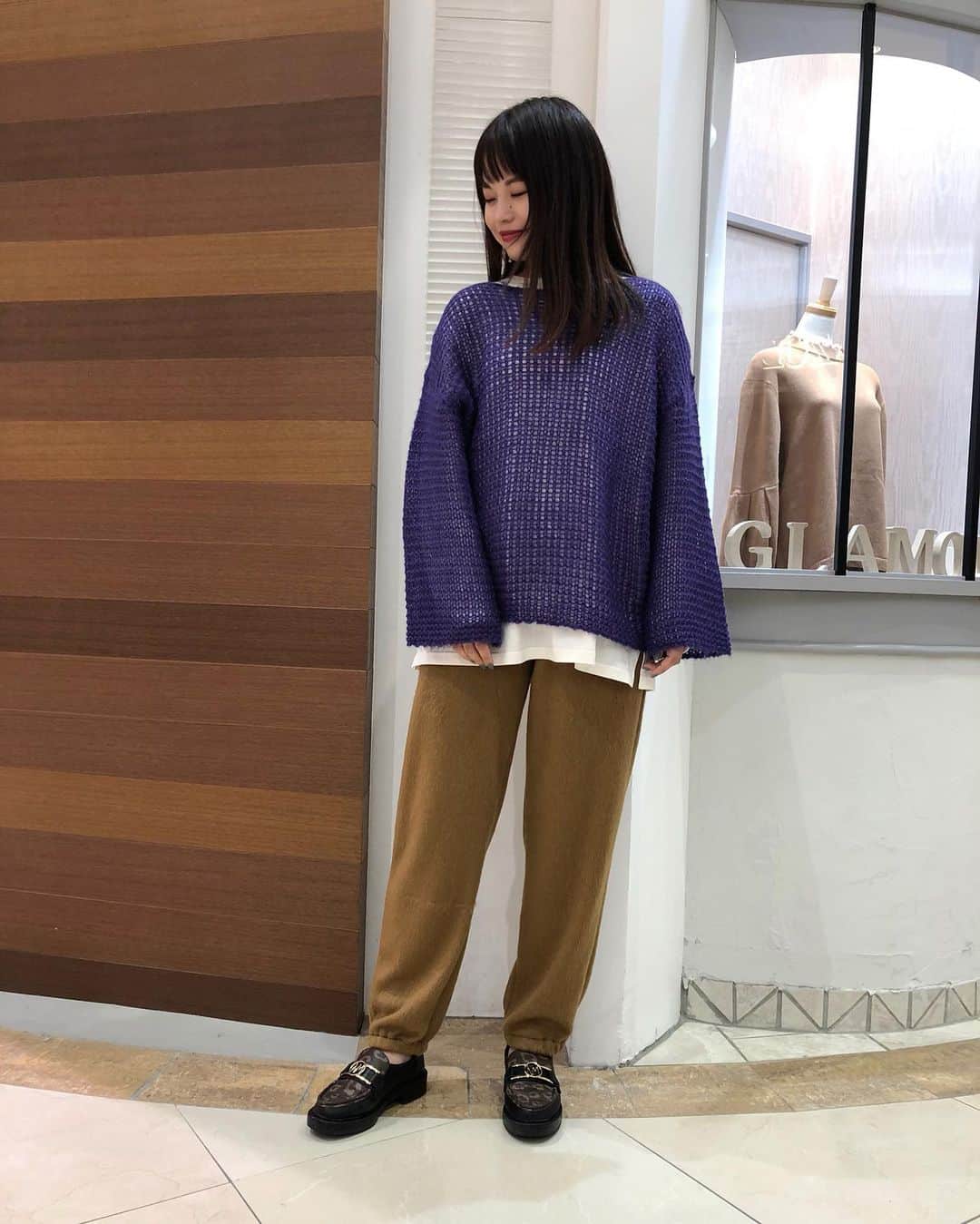 新谷美奈のインスタグラム：「.﻿ ﻿ ソフトバンクホークス⚾️CS制覇を祝して﻿ 本日から2日間連続5倍デー🥳﻿ ﻿ 週末人気だったコーデ💜﻿ ロンTレイヤードに、ゆるめのシャギーパンツ。﻿ 足元はローファー。﻿ たまにはこんなメンズライクなコーデもいい♡﻿ ポイントは色と素材。﻿ モノトーンだと女らしさに欠けるから﻿ 深いパープルと、﻿ ニットとパンツのフォギーな質感で﻿ 女らしさを添えると🙆🏼‍♀️﻿ ﻿ Nina mew﻿ knit ¥23,000+tax﻿ cut&sew ¥9,500+tax﻿ pants ¥13,000+tax﻿ ﻿ ▷HAPPY COUPONで最大10%OFFに！﻿ 　精算時にお渡ししております♡﻿ ﻿ @ninamew_official#Ninamew#ニーナミュウ#ゆめタウン#ゆめタウン佐賀#セレクトショップ#selectshop」