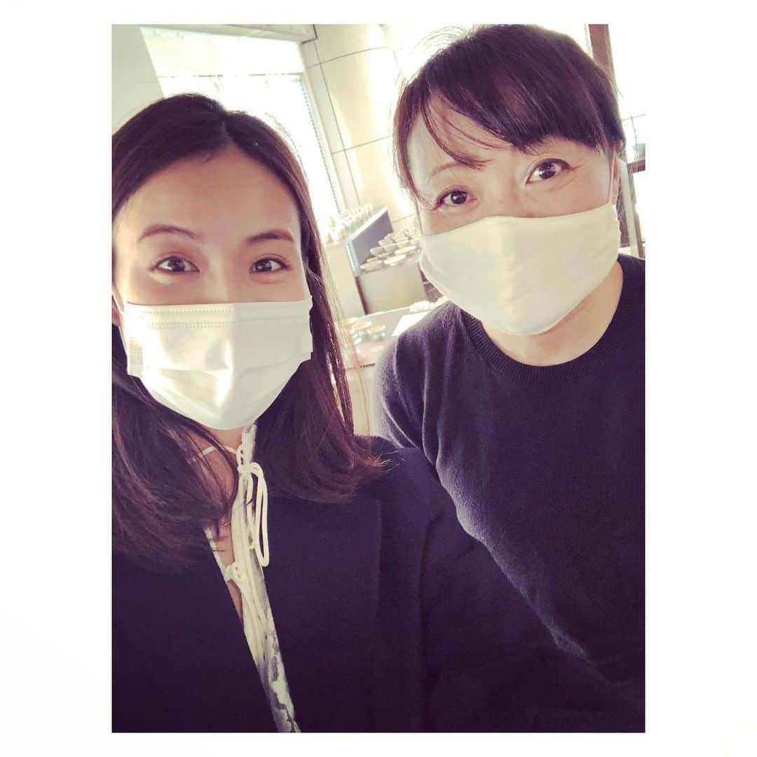 笹川友里さんのインスタグラム写真 - (笹川友里Instagram)「先日、原依子さん原稔さんの 二人展に行ってきました。 お二人の優しいお人柄が込められた 華やかで優しい器達に癒されました！ 依子さん、お疲れ様でした！！  @yorikohara @hara_minoru」11月16日 14時37分 - sasagawayuri