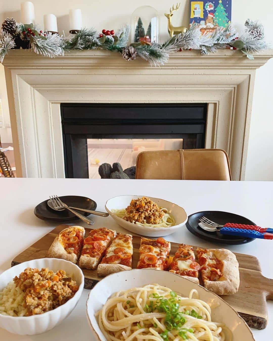 高木りなのインスタグラム：「週末ランチは簡単に麺率高し。 土曜日はうどん。 日曜はパスタでした🍝🍅✨ 手作りミートソースは、 以前多めに作って冷凍しておいたもの。 たらこパスタは、 たらこ、前日のうどんの汁、バター少しで出来上がり。 #長男くんがパスタ2皿ペロリ... #3歳の胃袋無限大...  주말 점심은 간단하게 면이 많아요 토요일은 우동. 일요일은 파스타였어요🍝🍅 ✨ 수제 미트 소스는 전에 많이 만들어서 냉동해둔 것. 타라코(명란젓)파스타는  타라코, 전날 남은 면수, 버터 조금을 잘 섞으면 되요 #첫째가파스타2접시먹어버림... #4세의위는무한대  #おうちごはん #パスタ #週末 #집밥 #파스타 #주말일상 #리나스테이블 #rinastable #spaghetti」