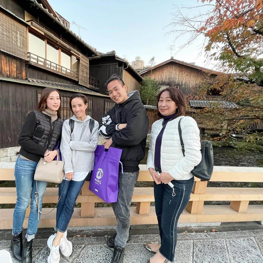 秋定麻紀子のインスタグラム：「インバウンドが居ない京都の紅葉シーズンは本当に最高。 とても贅沢で全てが美しかった。  そして京都に来ると毎回お酒を飲み過ぎてしまう。。 最後の方は大体記憶もない。  私にとって京都はそんなイメージ（笑） 今回もきっちり記憶喪失で帰って来ました。  ありがとう。」