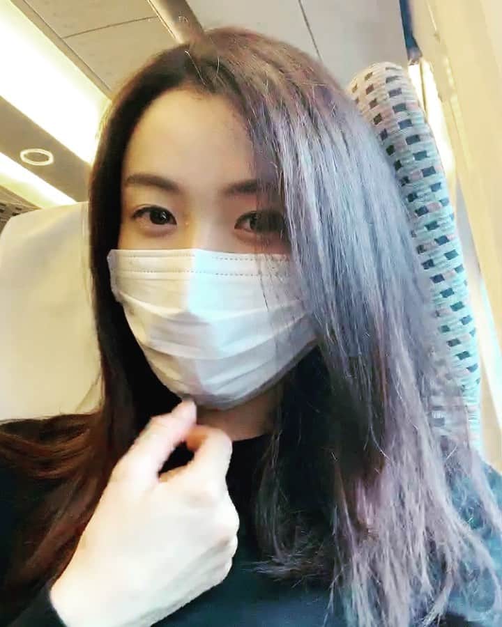 篠原理沙のインスタグラム：「大阪公演に向かう途中の新幹線での動画🌷 もう最早懐かしい映像を今更あげます。 . お芝居している時の充実感が堪らなく幸せで、楽しくて常にワクワクしているから、終わったあとのポッカリ空いた穴はどうしたらいいものかと考えます。 本当に至福の時間だったな。 ありがとうございました。 . #グッバイチャーリー #大阪公演」