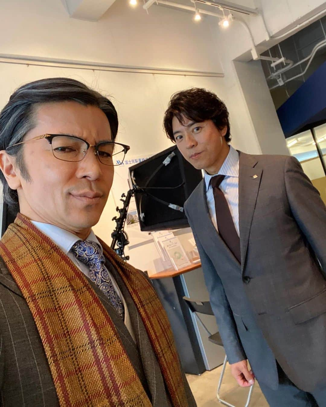 武田真治さんのインスタグラム写真 - (武田真治Instagram)「2020.11.15.#NHKbsプレミアム『#一億円のさようなら 』最終回をご覧頂いた皆様、ありがとうございました❗️ 応援の声はほとんどない中、最後までブレることなくイヤなヤツ・木内をやり切ることができました🏃‍♂️ #上川隆也 さん、この度もお世話になりました☆ お会いする度に磨きがかかるその爽やかさが、木内の粘着質を際立たせてくれました（笑）川村泰祐監督はじめスタッフの皆さん、出演者の皆さん、コロナ禍で大変な撮影お疲れ様でした‼️ 個人的には、真夏に顔中に接着剤つけて#老けメイク して、冬のコート着てマフラー巻いて、本番以外マスクつけて撮影してるのに、誰も応援してくれないこの役を忘れることはありません(^◇^;) このドラマを楽しんだと言って下さる皆様、どうぞ最後にこのインスタにコメントをお願い致します！ 木内のカーテンコールでございます👏ありがとうございました！！！ #武田真治」11月16日 13時11分 - shinji.takeda