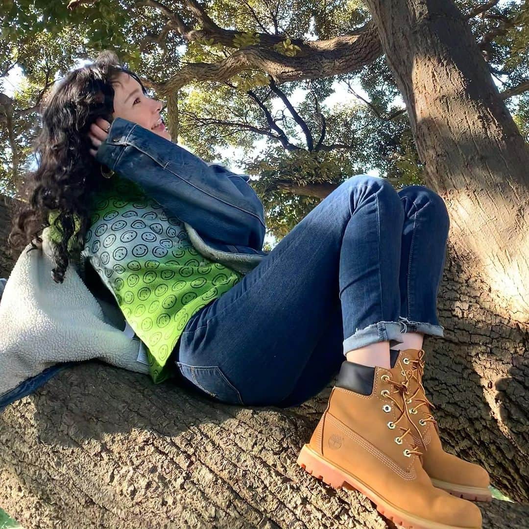 ノーマさんのインスタグラム写真 - (ノーマInstagram)「Tree climbing with my new @timberland_jpn boots🌳🐒 野遊びにも頼もしい履き心地♩ 母が昔から好きだったのもあってティンバーのブーツは昔から馴染み深く、高校生の頃にイエローブーツを履いていた時期も。  2001年より大好きな横浜にあるNGO、グリーンネットワークとも270万本の植樹を行ったティンバーランド。 2025年までの目標は様々な環境団体と手を組みながら5000万本の植樹を行うこと。徐々に目標に近づいています。  近年は循環型素材で作ったアイテムの開発や、エコ素材でのアイテムアップデートにも注力♻️ 長年植樹活動にも携わってきたティンバーランドならではの今後の発信が楽しみじゃ♡  jacket&bottoms→Levi's smiling tops→ 中学生の時に買ったカーディガン☺︎ shoes→ Timberland  #木登り #ティンバーランド #treeclimbing  #timberland #natureneedsheros」11月16日 13時14分 - noma77777