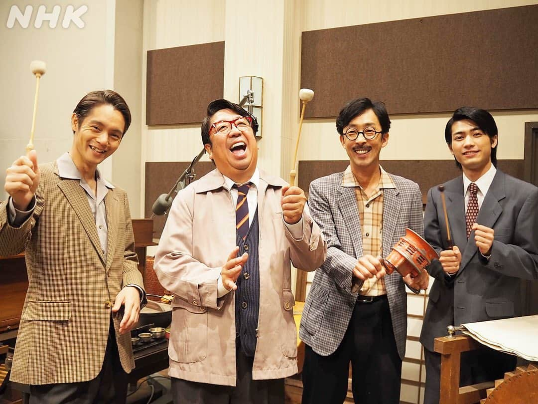 NHK 連続テレビ小説「エール」さんのインスタグラム写真 - (NHK 連続テレビ小説「エール」Instagram)「「 #君の名は 」を世に送り出した皆さん📷✨  さまざまな効果音道具が登場し、窪田さんも興味津々の様子でした😲  ドタバタで盛り上がっていた撮影のメイキングをお届けします🎵   #朝ドラエール #窪田正孝 #北村有起哉 #日村勇紀 #板垣瑞生 #三木眞一郎 #恒松あゆみ」11月16日 13時15分 - nhk_yell