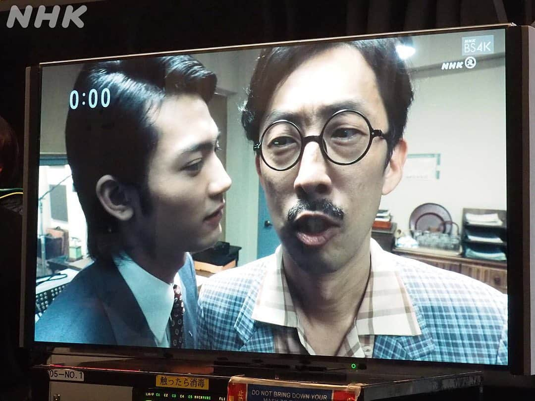 NHK 連続テレビ小説「エール」さんのインスタグラム写真 - (NHK 連続テレビ小説「エール」Instagram)「「 #君の名は 」を世に送り出した皆さん📷✨  さまざまな効果音道具が登場し、窪田さんも興味津々の様子でした😲  ドタバタで盛り上がっていた撮影のメイキングをお届けします🎵   #朝ドラエール #窪田正孝 #北村有起哉 #日村勇紀 #板垣瑞生 #三木眞一郎 #恒松あゆみ」11月16日 13時15分 - nhk_yell