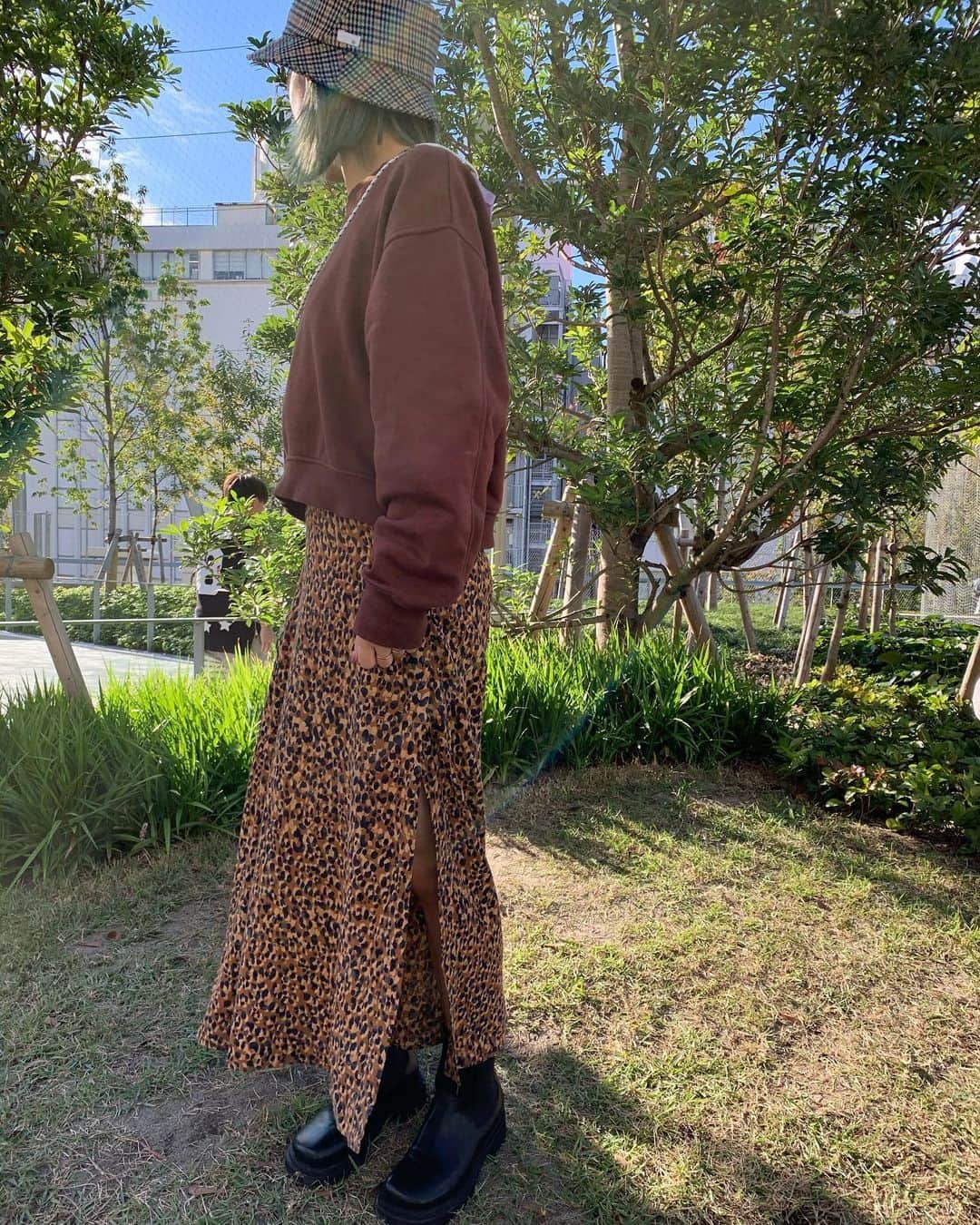 小松美緒のインスタグラム：「コーディネート　 パパさんに撮っていだたいたので、　 せっかくなので。　　 　 🌈🌈🌈」