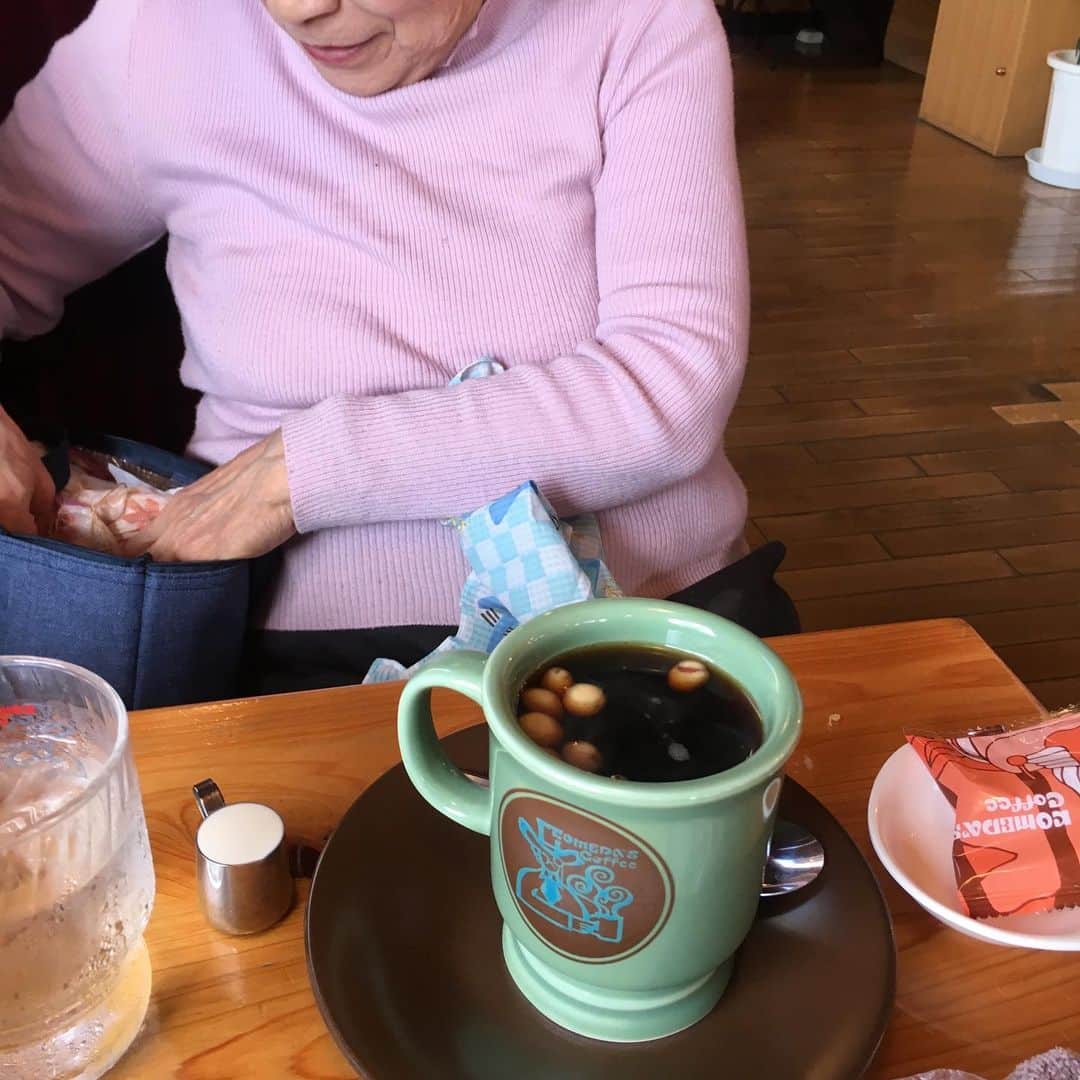 HALFBYのインスタグラム：「「豆菓子好きやけど歯が弱いからコーヒーつけて食べるねん」とは聞いてたけど思ってたスタイルと違った！」