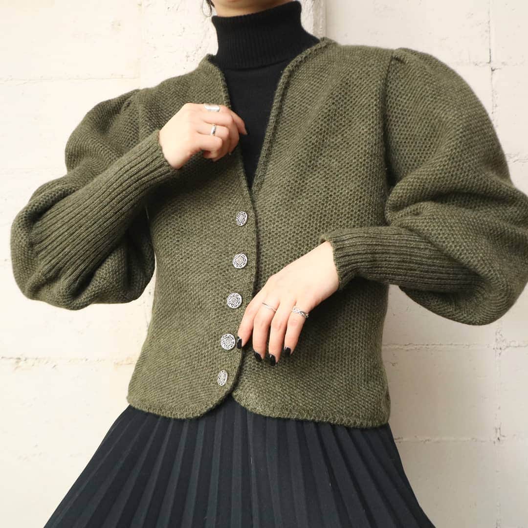吉祥寺 古着屋 Orfeoのインスタグラム：「Volume Sleeve Tyrolean Knit Cardigan  #orfeo #kichijoji #tokyo #vintage #used #fashion #coordinate #outfit  お問い合わせはインスタグラムのプロフィール掲載のメールアドレスにお願いいたします。コメント、DMでのお問い合わせは受け付けておりませんのでご了承ください。 ONLINE SHOPの商品も店頭にてご購入頂けます。気になる商品がございましたらスタッフにお声掛けください。  新型コロナウィルス感染拡大防止策を徹底した上で営業をしております。マスクの着用、入店時にアルコールでの消毒をお願いいたします。」