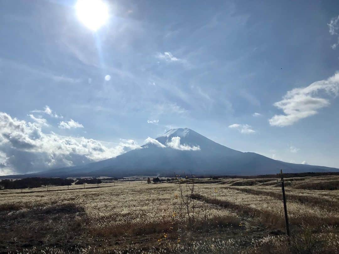 アヤメのインスタグラム：「Mt.FUJI🗻🍁⛩🍂 目の前まで来るとやはり壮観なフジヤマでした🗻 #富士山 #山中湖 #河口湖 #紅葉 #mtfuji #浅間神社」