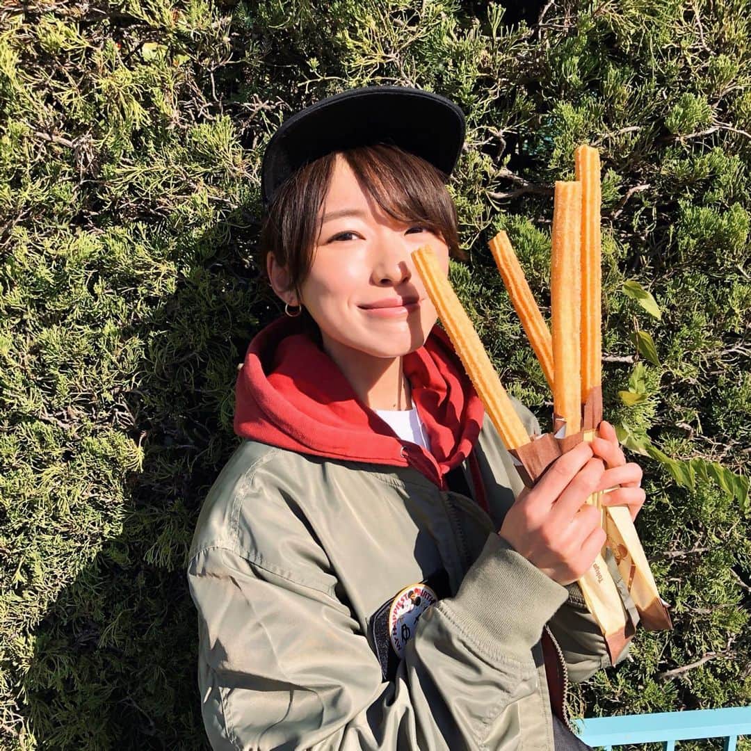 ナカヤマユキコのインスタグラム：「. . 1111だったのでポッキーじゃなく チュロスを大人買いしたんだぜ✌︎ . . いいお天気すぎて眩しかった顔も載せとく☀︎」