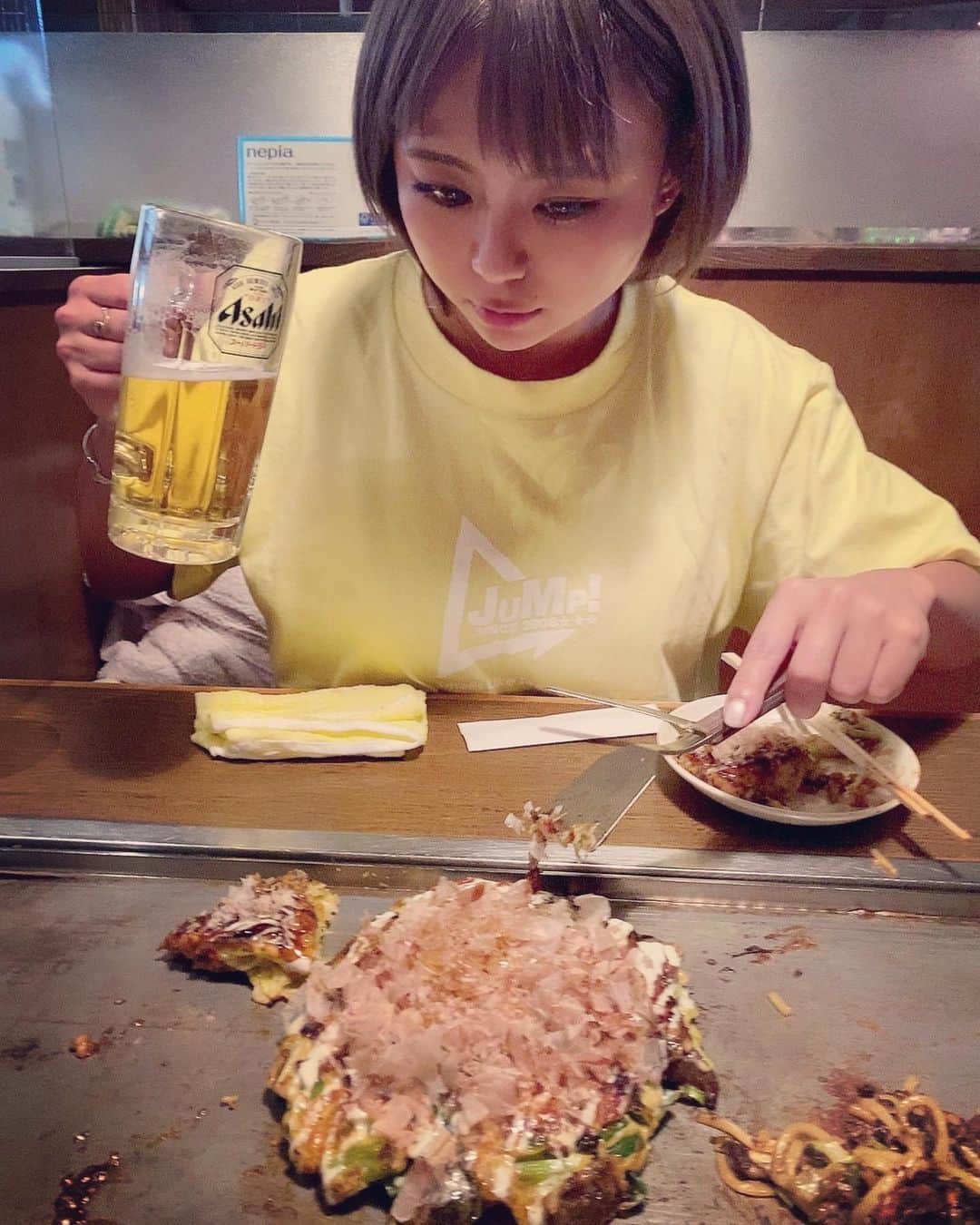亜矢みつき（神谷充希）さんのインスタグラム写真 - (亜矢みつき（神谷充希）Instagram)「大阪イベントの時食べた お好み焼き、もんじゃらららららら〜🤤♪ おいしかったなああああ😇💕 特に醤油ベースのネギ焼きがお気に入りでもう1枚おかわりしちゃったよーん✌︎('ω')✌︎ イベントの時のご飯が！楽しみの一つでもあるのだ〜💗 ごちそうたまでした😘 #大阪 #難波 #お好み焼き #もんじゃ #百十なんばこめじるし店  #ネギ焼き #亜矢めし散歩 #大阪グルメ  #イベント #ありがとう #ヤミツキ団 #イベントの合間食べ過ぎて2部でお腹膨れる #亜矢みつきあるある #JUMPTシャツにタレこぼした #笑 #ビール女子 #生派」11月16日 13時32分 - ma.yamitsuki