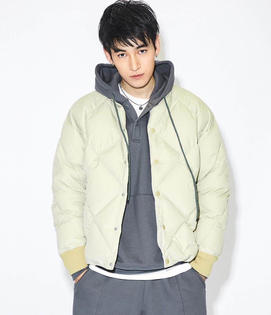 樋口葉生のインスタグラム：「HAO✖️ @public_tokyo on sale 11/16 TODAY 18:00😈 Link in my bio DOWN JACKET 冬に上半身が重たく見るのを軽減するため斜めの特徴的なキルティング仕様にしました。 トレンド感のあるヌーディカラーに加え、ベーシックなブラックもおススメです。 #publictokyo  #madeinJAPAN #collaboration  #葉生 #大崎凛」