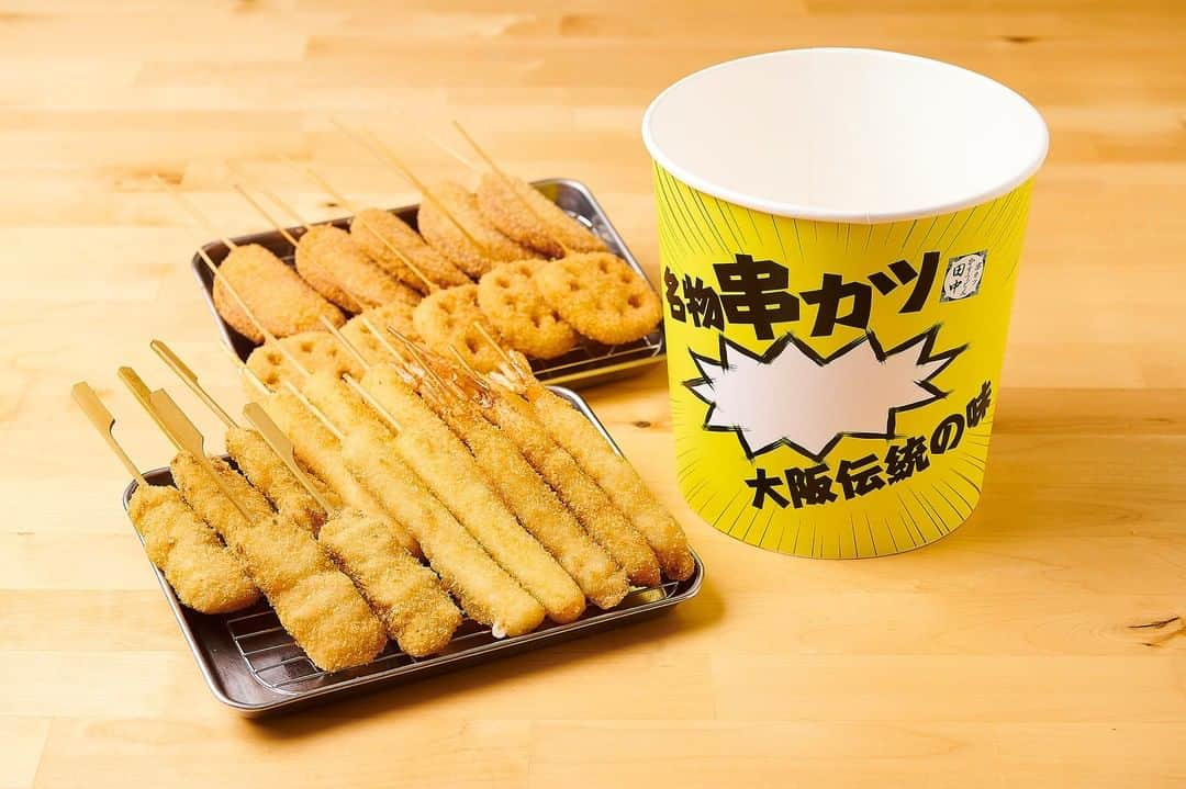 串カツ田中のインスタグラム：「. ＼おうちでネーミングライツ！／  寒くなってきたこの時期のおうち時間にピッタリの""串カツバーレル""が11/7（土）より新登場！✨ パッケージの「串カツ○○」へお好きな名前を記入して、自分だけの特別な「串カツ」に♪  普段のお食事はもちろん、特別な日、家族や友達とのパーティー、大切な人へのプレゼントにも◎ お店以外でも串カツ田中の味が楽しめます！ おうち時間のお供にどうぞ😉  #串カツ #串カツ田中 #2度づけ禁止 #揚げたて #大阪伝統の味 #グルメ#東京グルメ#大阪グルメ#福岡グルメ#グルメ好きな人と繋がりたい#おうちごはん#テイクアウト#グルメ女子#京都グルメ#名古屋グルメ#新商品#グルメ男子#グルメ好き#グルメな人と繋がりたい#グルメ部#グルメ巡り#おうち居酒屋#おうちじかん#おうちで過ごそう#テイクアウトランチ#テイクアウトグルメ#テイクアウトメニュー#テイクアウトできます#串カツバーレル#おうちでネーミングライツ」