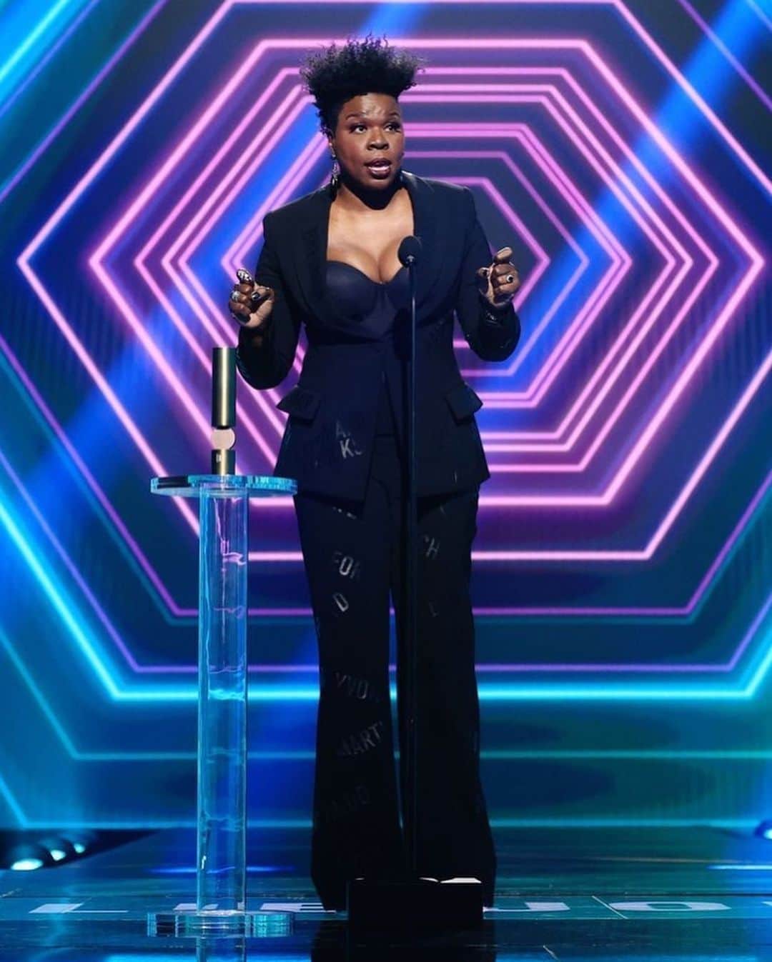 Just Jaredさんのインスタグラム写真 - (Just JaredInstagram)「@lesdogggg in @csiriano wins Best Comedy Act at the People’s Choice Awards. Visit JustJared.com now for full coverage of the event! #LeslieJones #ChristianSiriano  #PeoplesChoiceAwards #PCAs Photos: Getty」11月16日 13時37分 - justjared