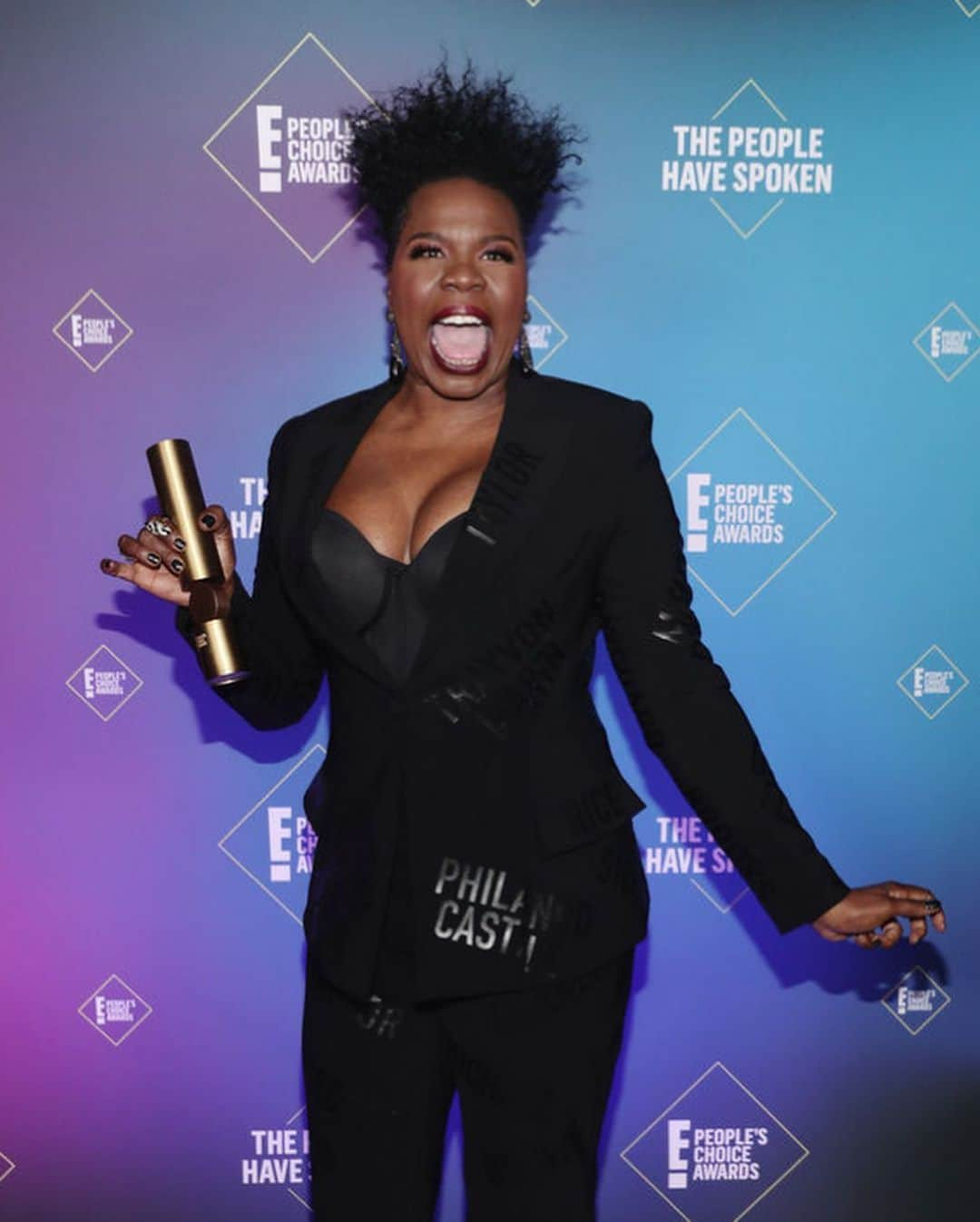 Just Jaredさんのインスタグラム写真 - (Just JaredInstagram)「@lesdogggg in @csiriano wins Best Comedy Act at the People’s Choice Awards. Visit JustJared.com now for full coverage of the event! #LeslieJones #ChristianSiriano  #PeoplesChoiceAwards #PCAs Photos: Getty」11月16日 13時37分 - justjared