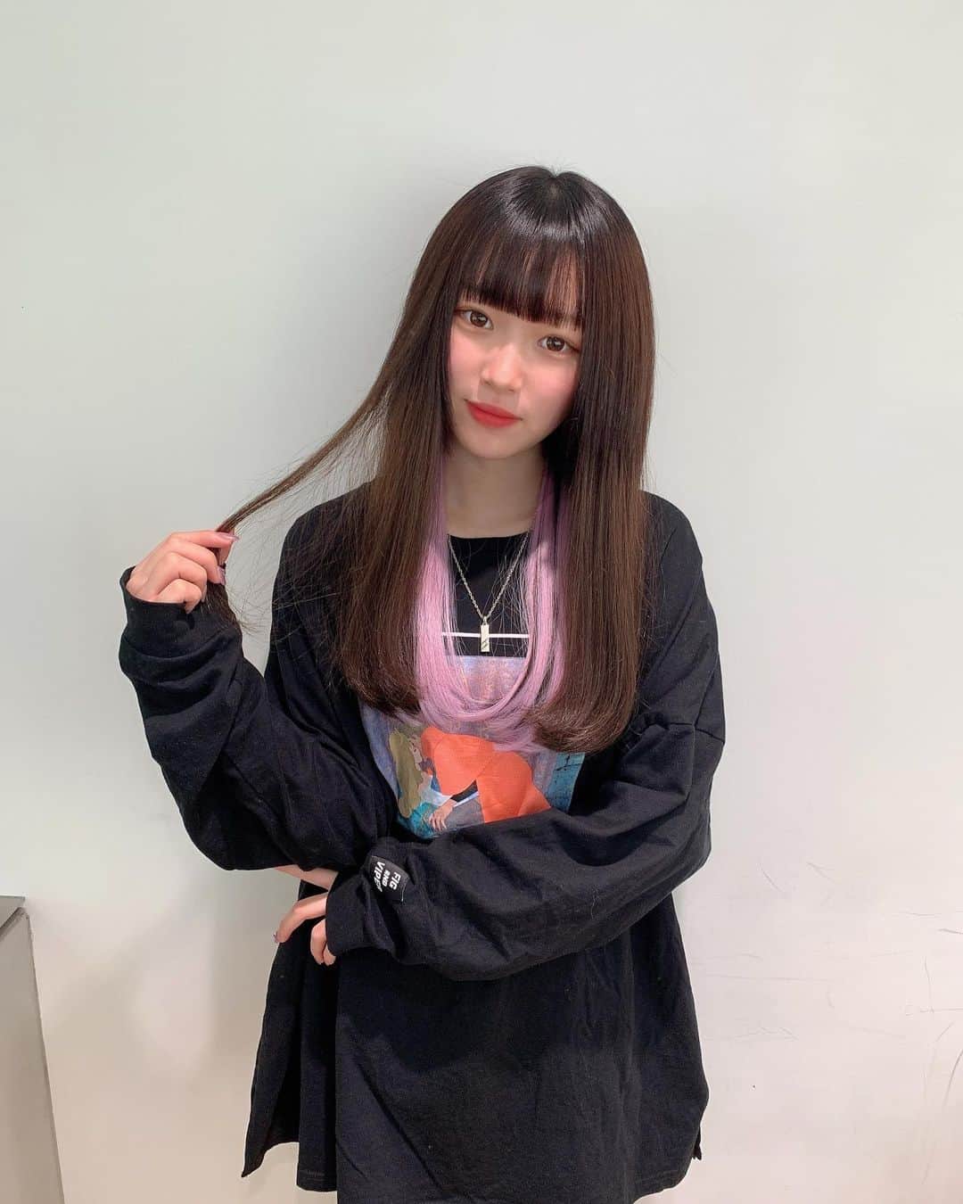 平野夢来（ゆぴぴ）のインスタグラム：「エクしていただきました👧🏿 今回はずっとやりたかったインナーカラーも💓  今回は地毛にあわせて茶色め〜  #佐伯明宏 #エクステ #シールエクステ  #インナーカラー」