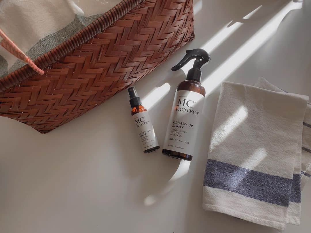 堀舞紀のインスタグラム：「🧺🧴 . . . 絶賛引越し中です〜 . . . キッチングッズや、 リネン系を シュッシュするのに コレ↑ 準備しました〜 . . . @muni_can_  . . . 無臭なので 寝具にも使えるし ノンアルコールで刺激も少ない。 12時間効果が続いて、こどもにも使いやすい！！ . . 選ぶ時のポイント は こんな感じです♡ . . 天気の良い日の スプレーでシュッシュしまくるの、 キモチヨ〜w . . . #MUNICAN #ムニカン #シュッシュ #スッキリ #引越し準備　の品」